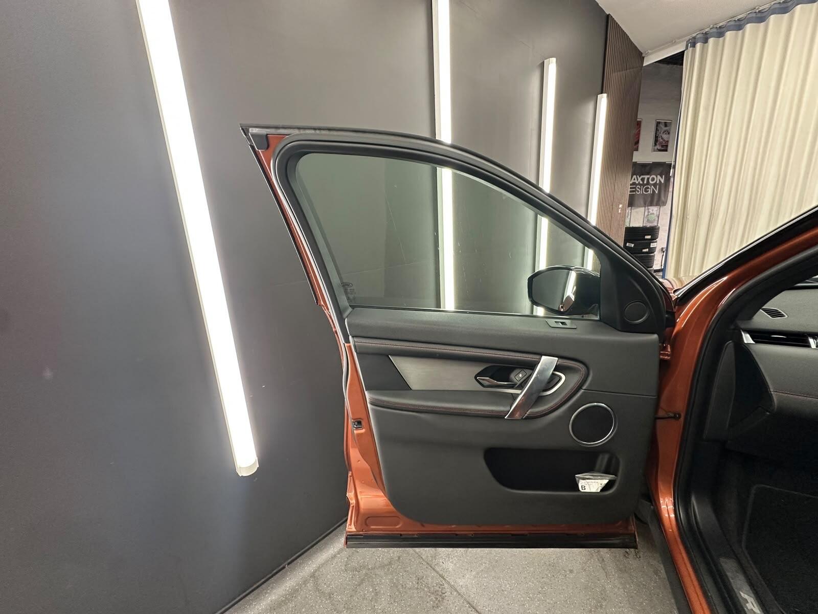 Land Rover Discovery Sport view 14