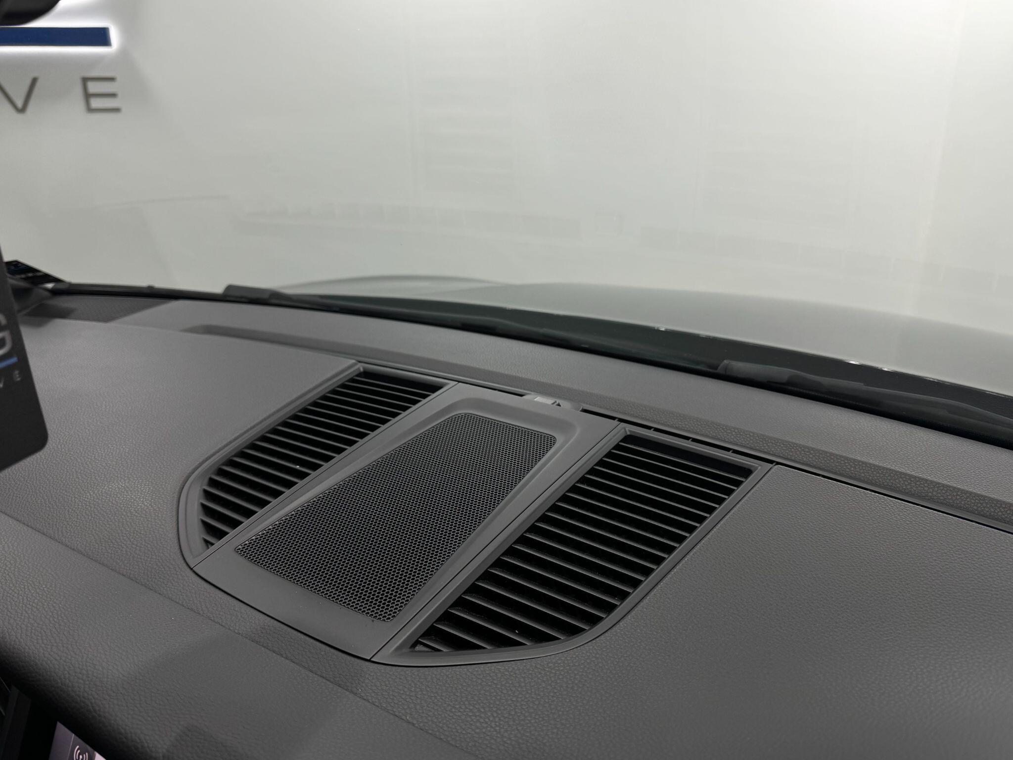 Porsche Macan view 33