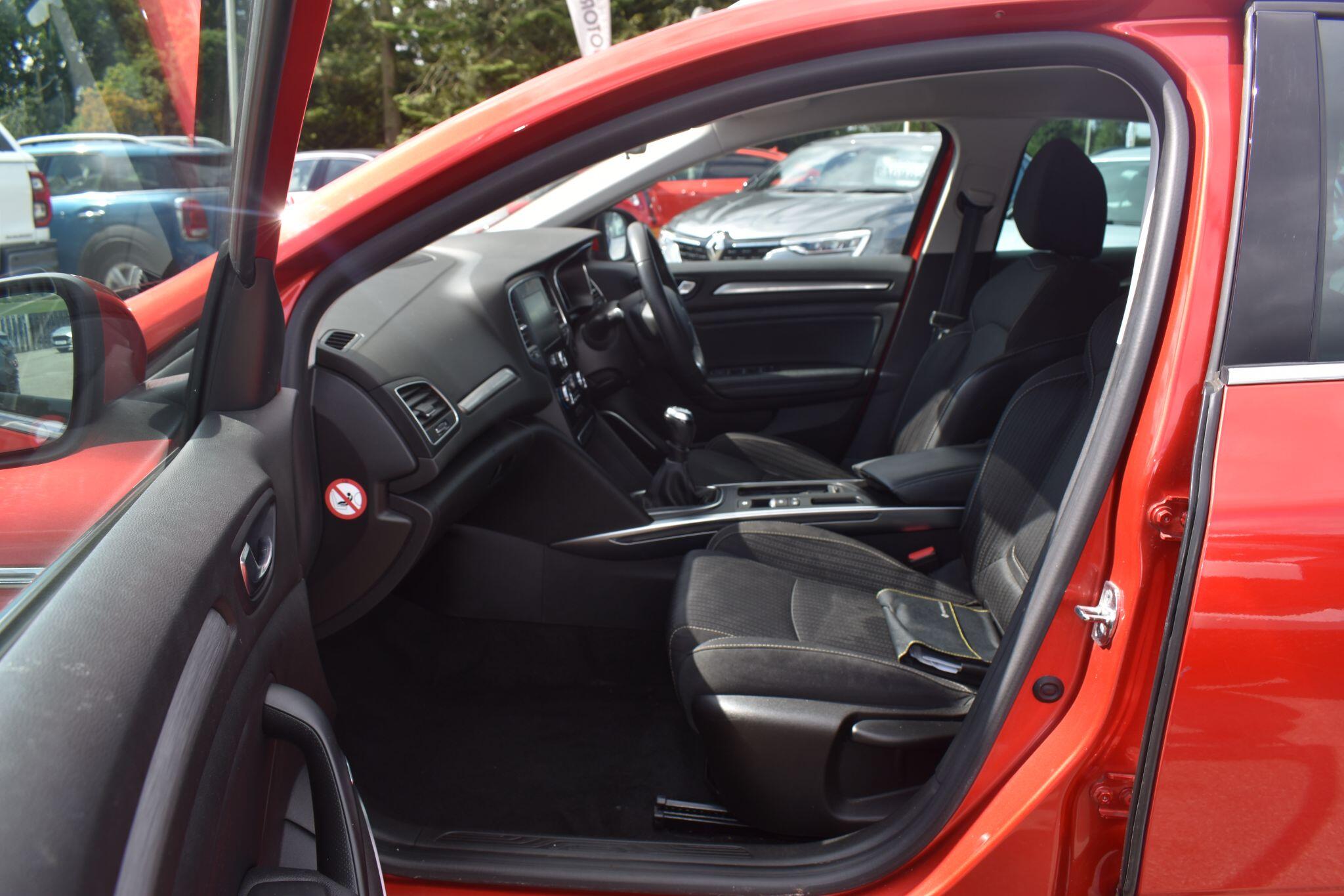 Megane - 1.3 TCe Iconic Sport Tourer Euro 6 (s/s) 5dr - Image 6