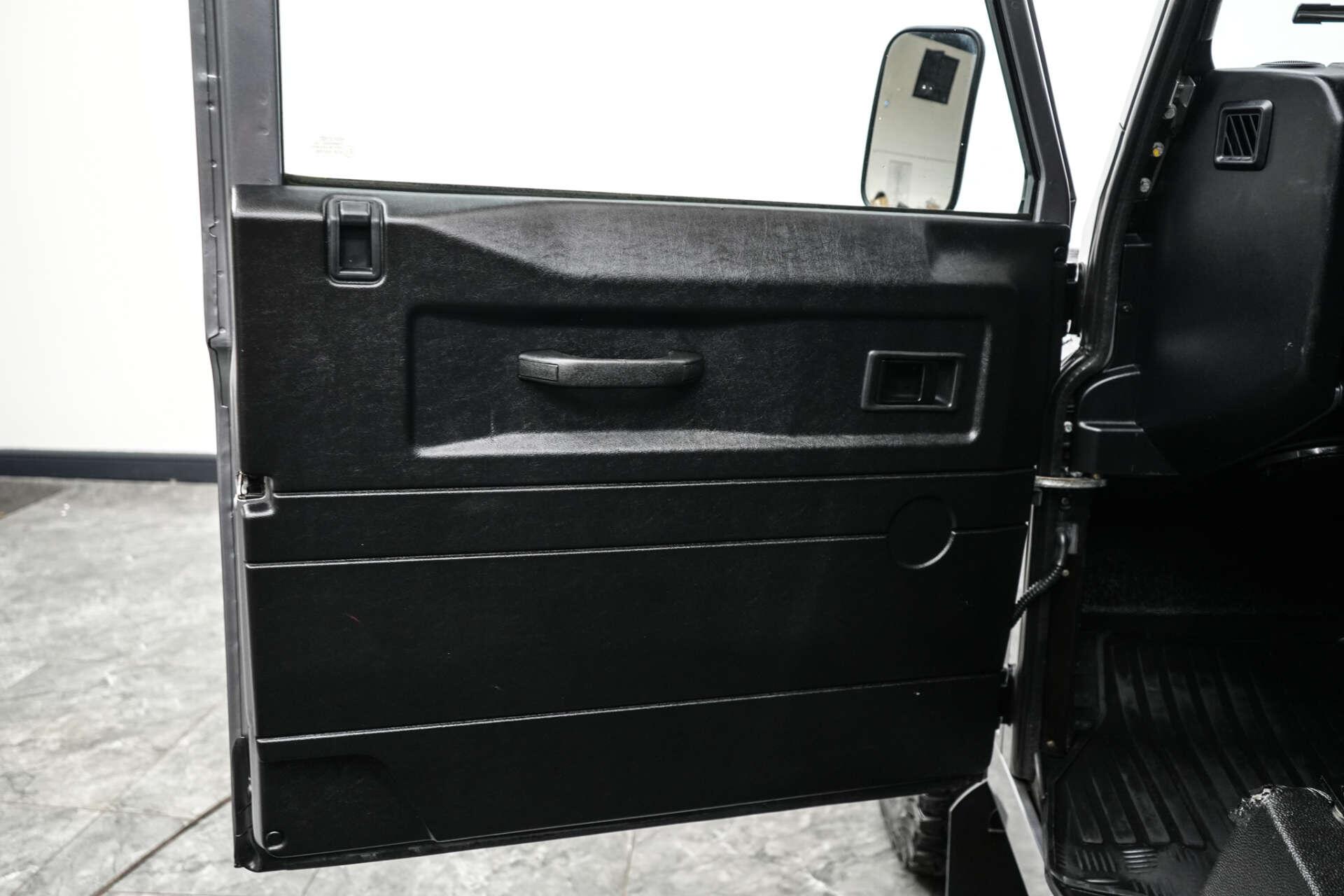 Land Rover Defender 90 view 17