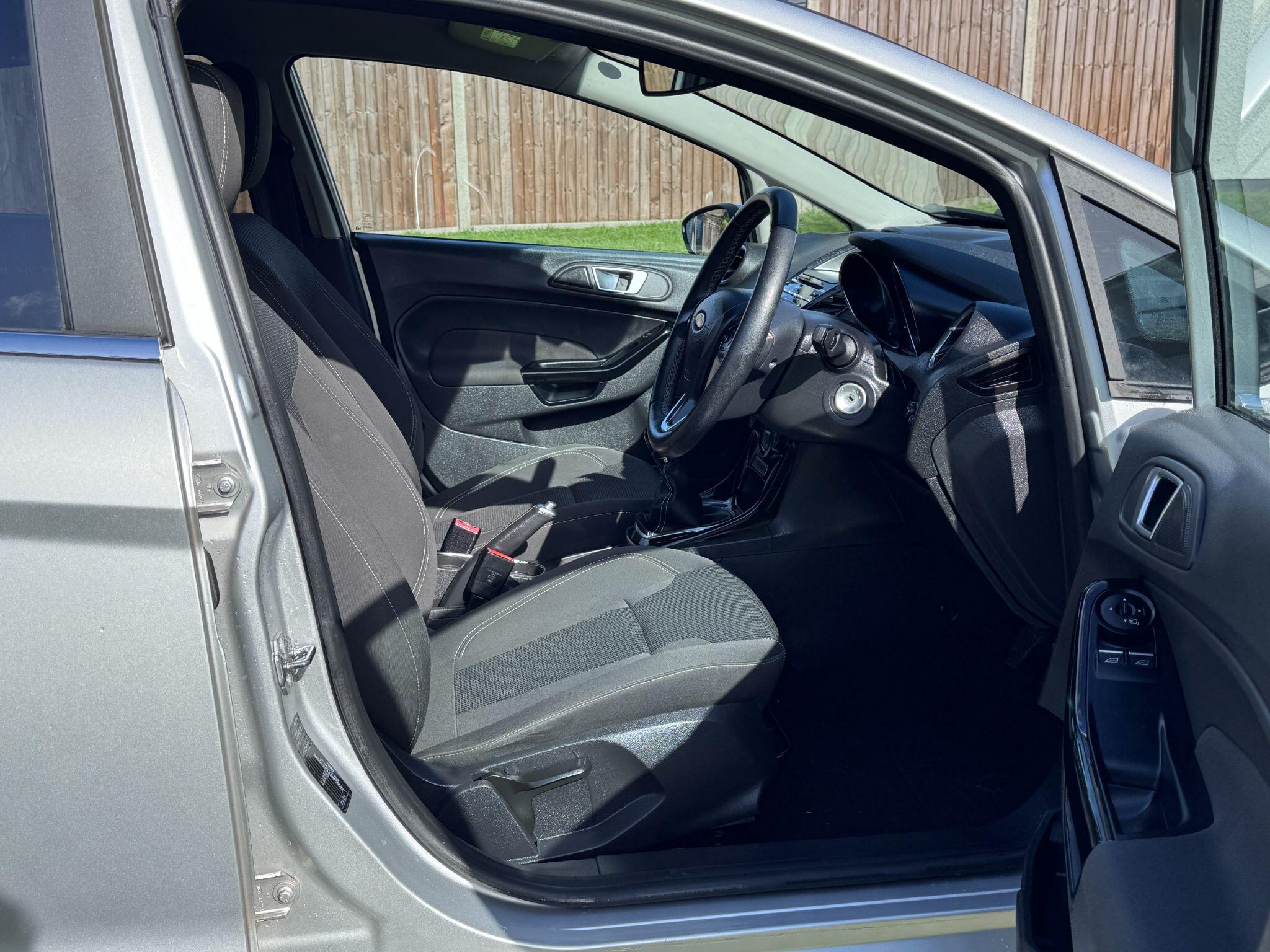 2017 Ford Fiesta image 32