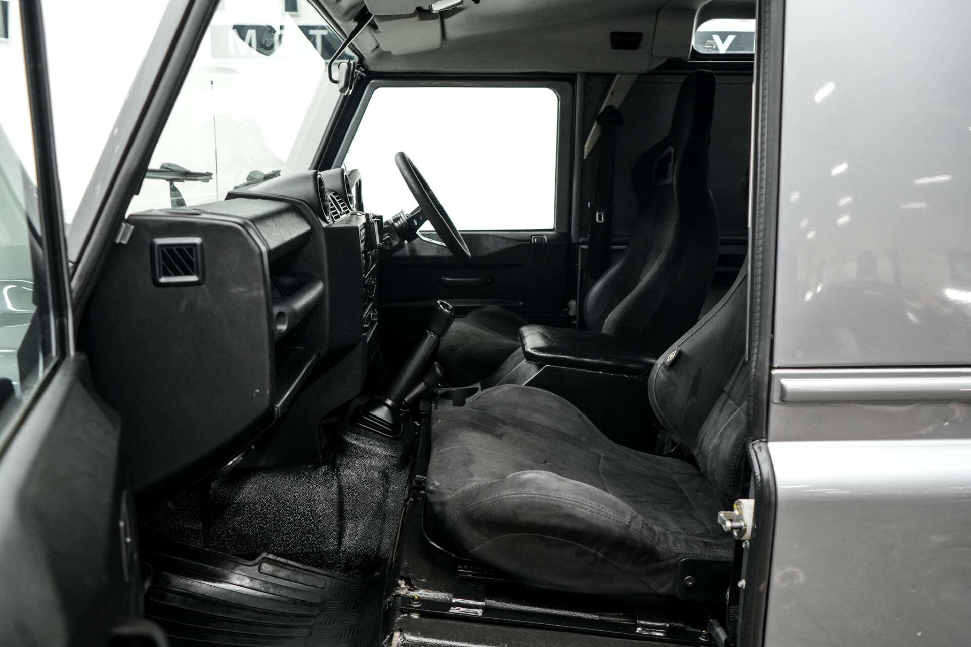 Land Rover Defender 90 view 15