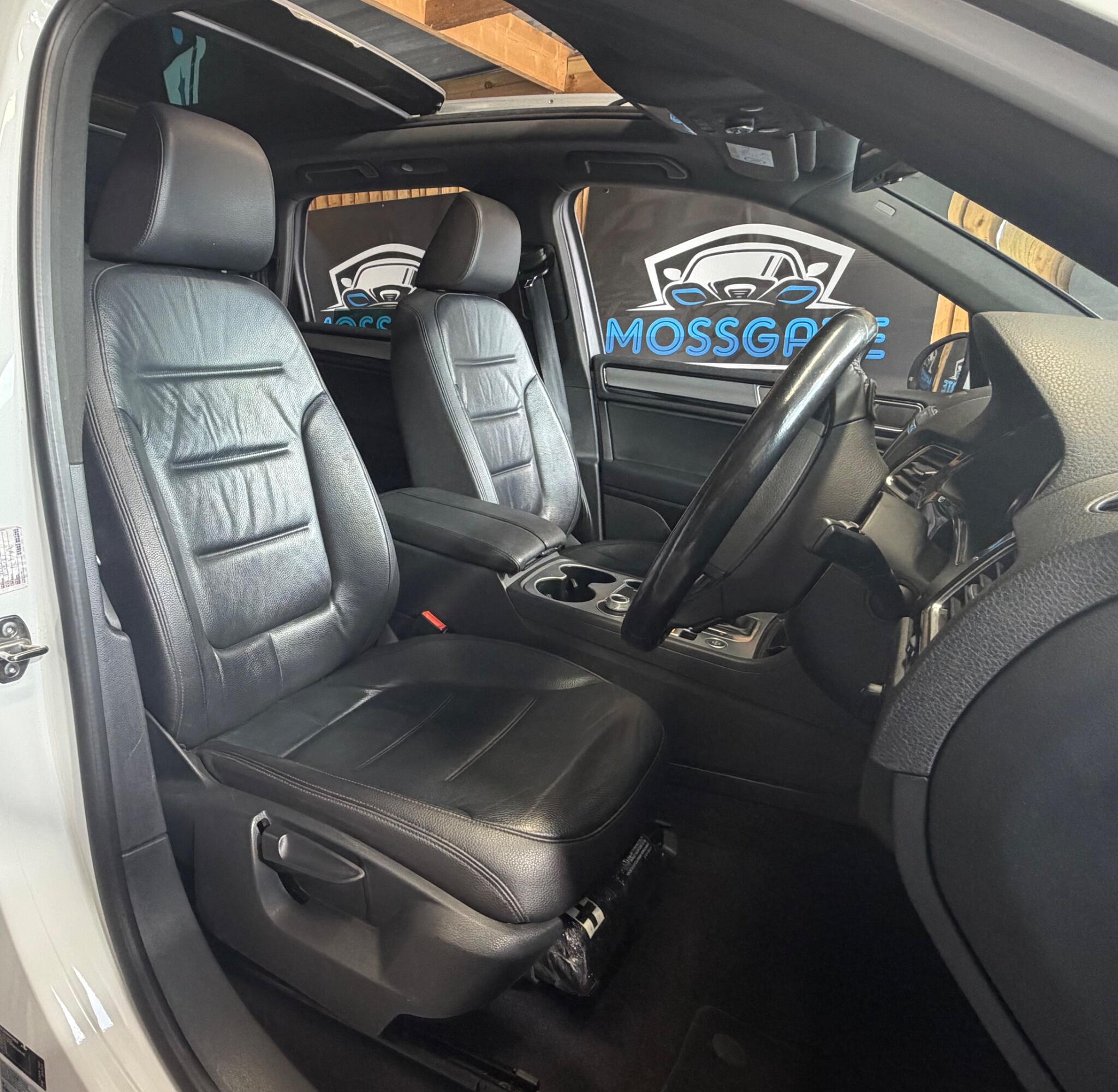 Volkswagen Touareg view 34