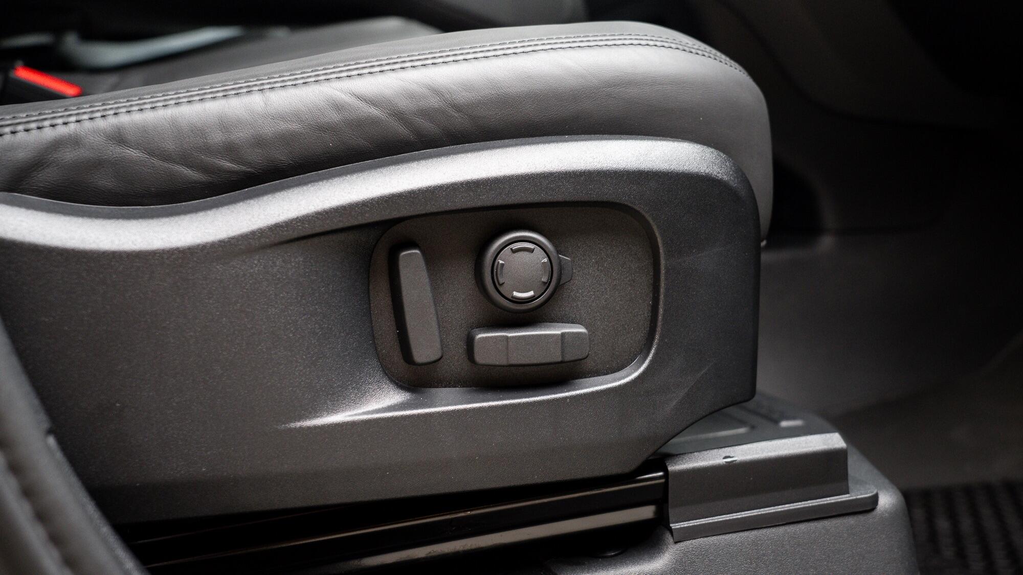Land Rover Defender view 25
