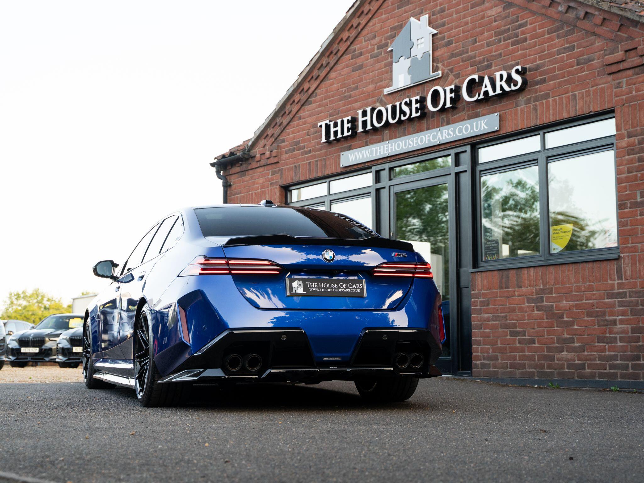 BMW M5 view 4