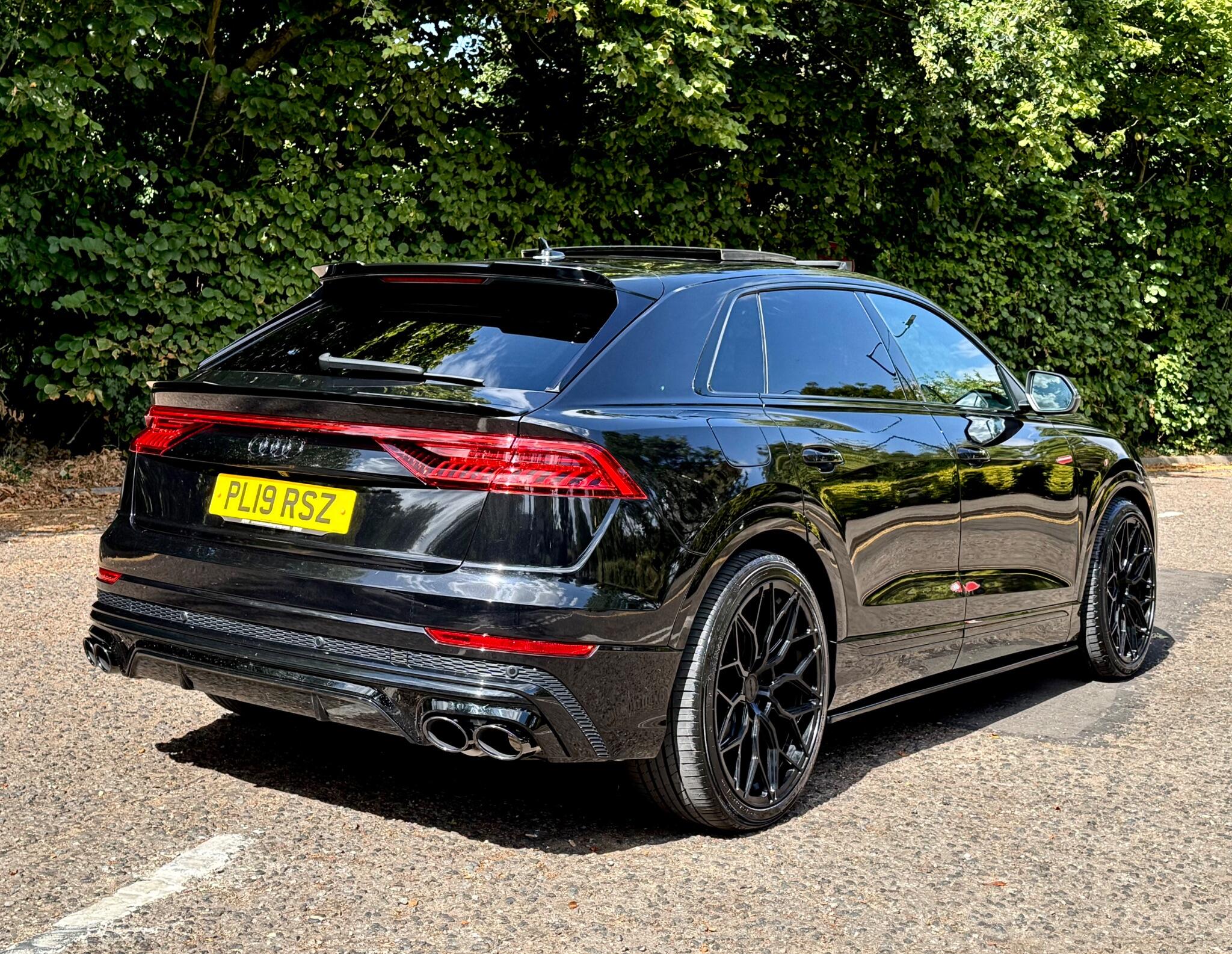 Audi Q8 view 17