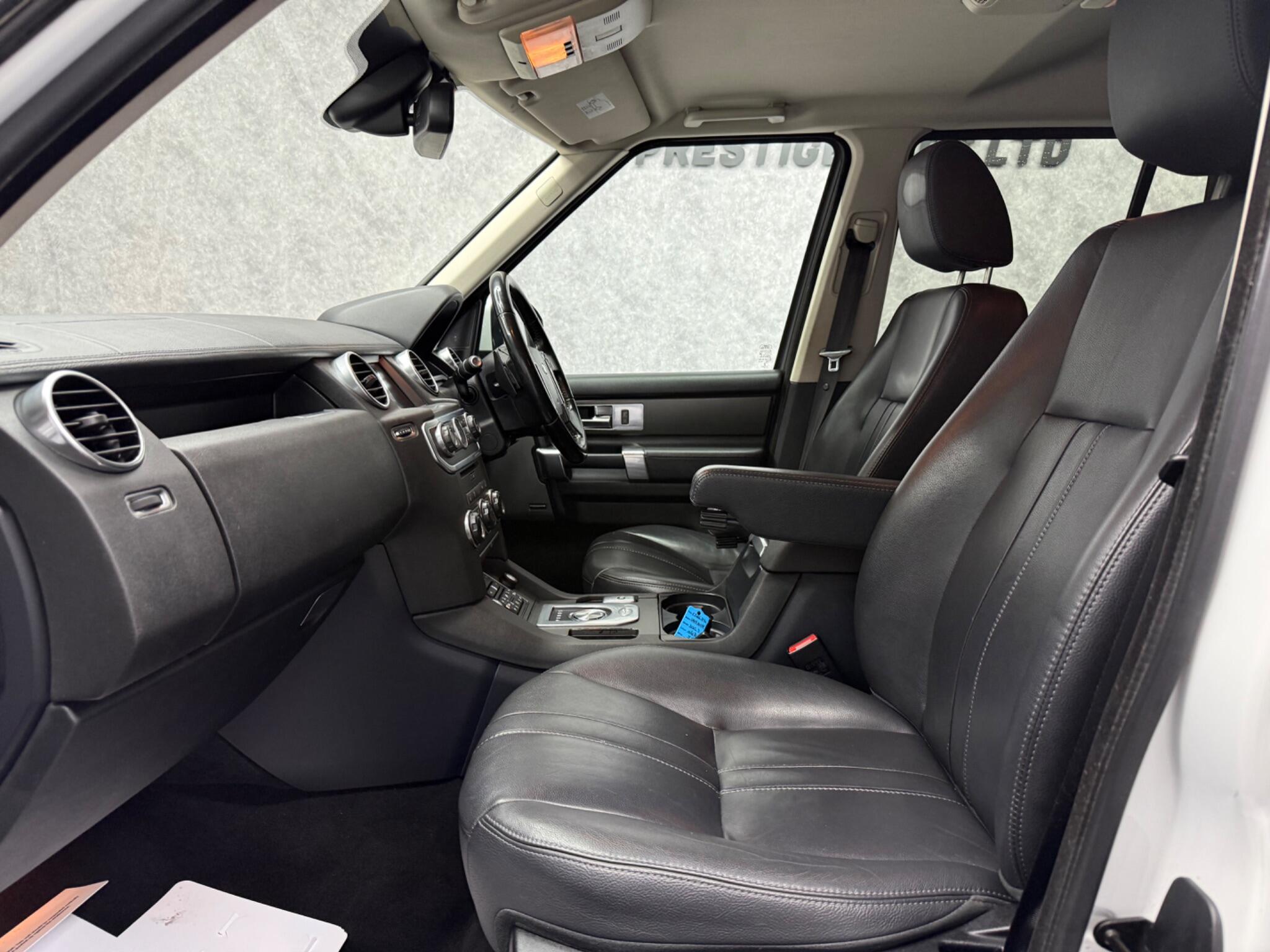 Land Rover Discovery 4 view 3