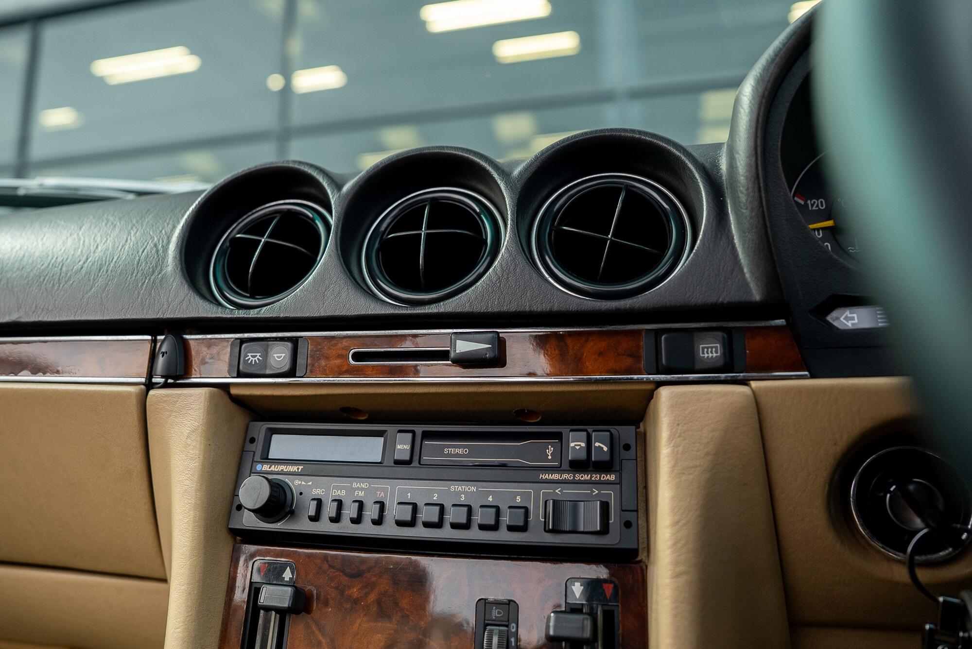 Mercedes-Benz 500 SL view 27