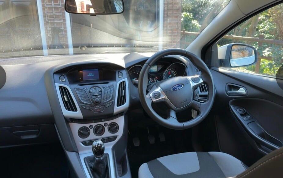 2012 Ford Focus 1.0T EcoBoost Zetec Euro 5 (s/s) 5dr image 5