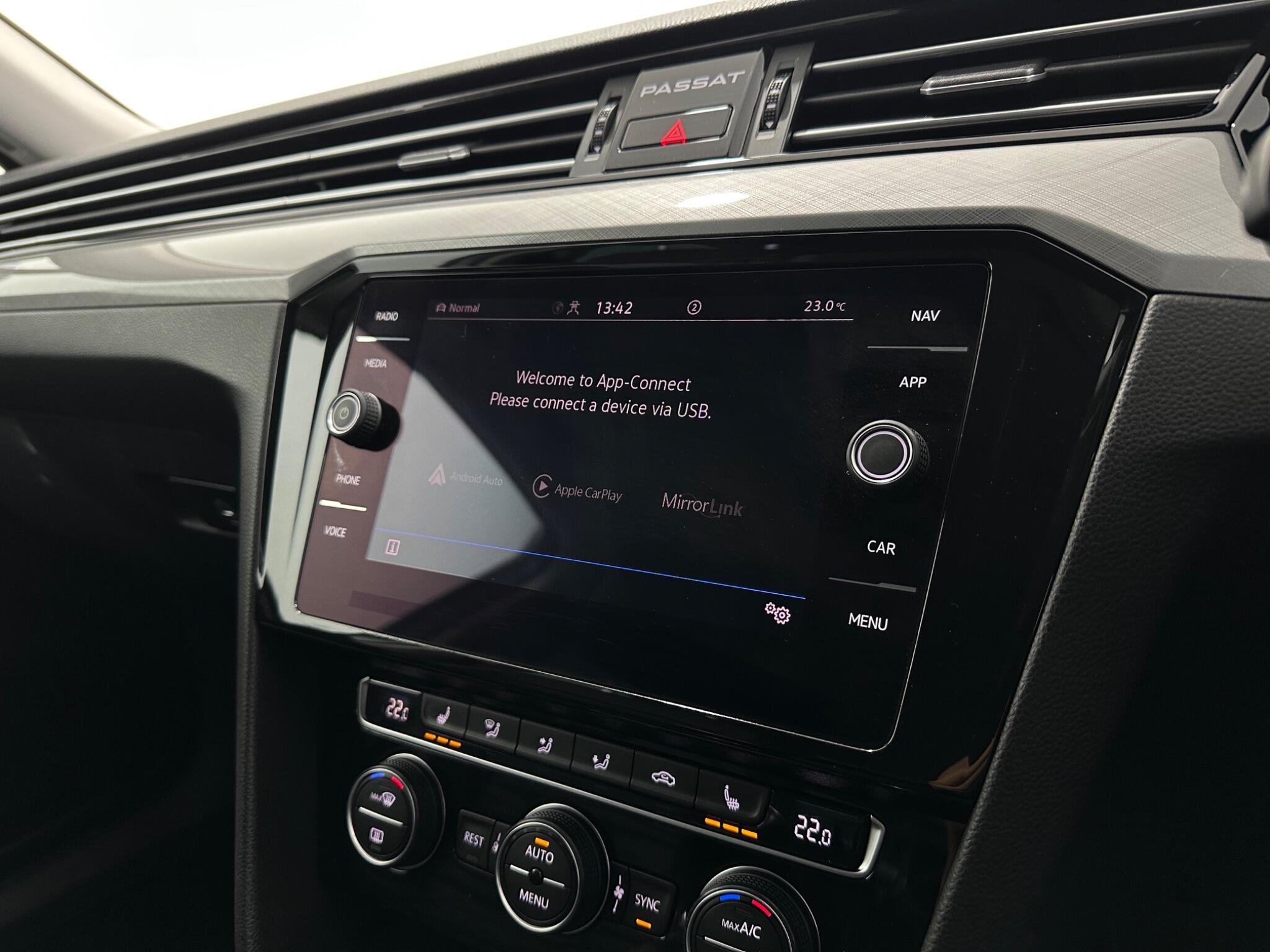 Volkswagen Passat view 24