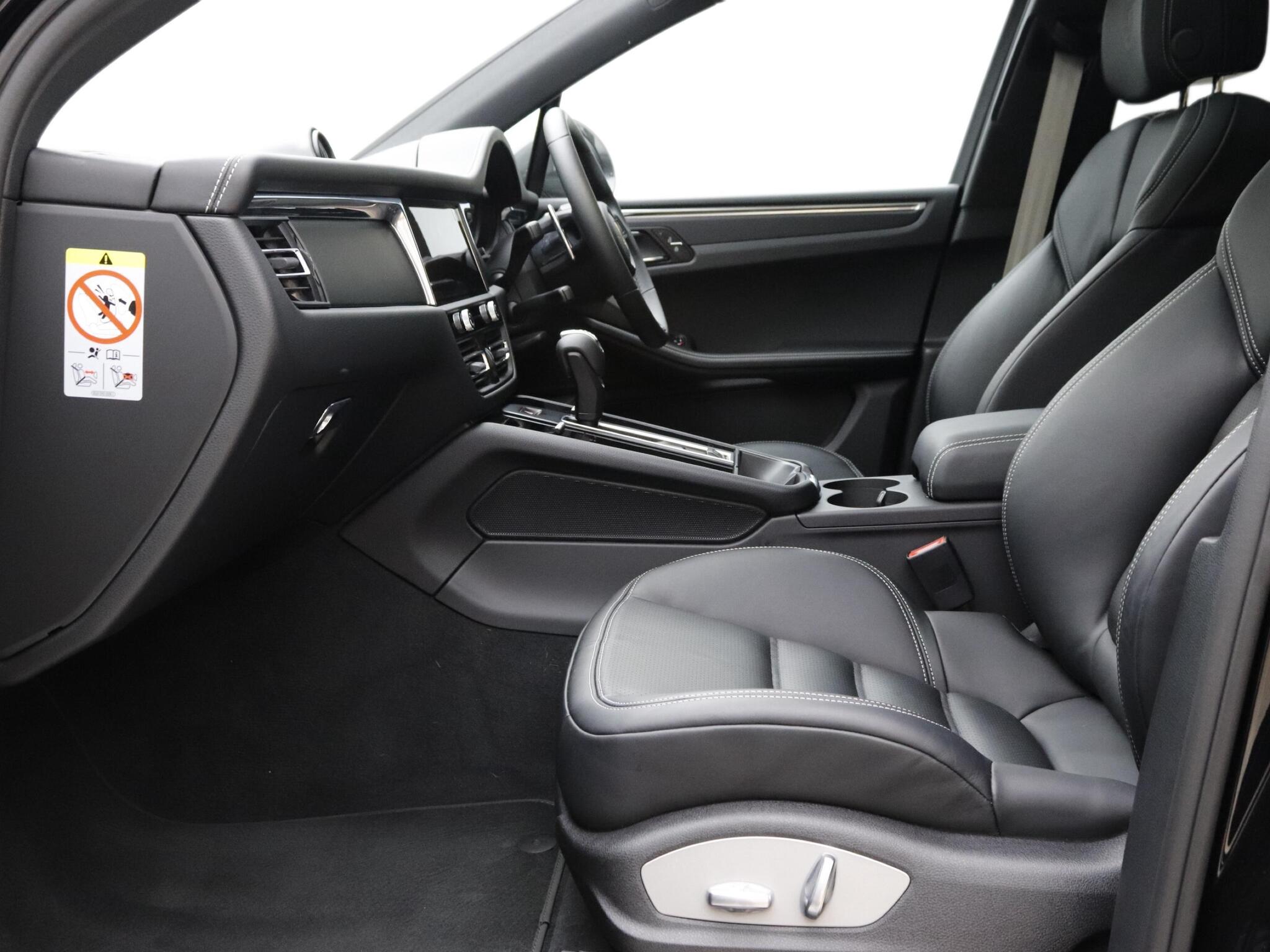 Porsche Macan view 13