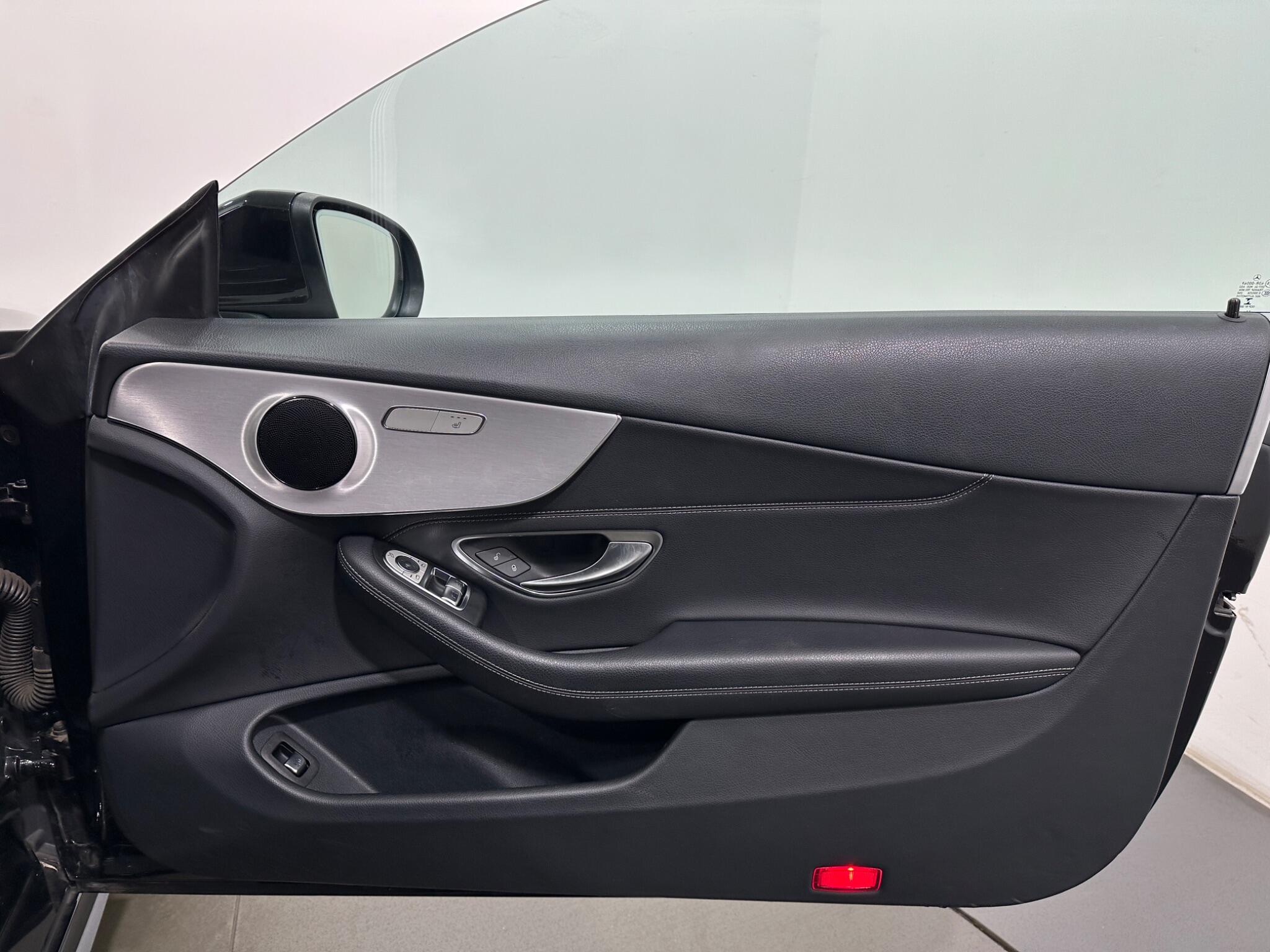 Mercedes-Benz C-Class view 35