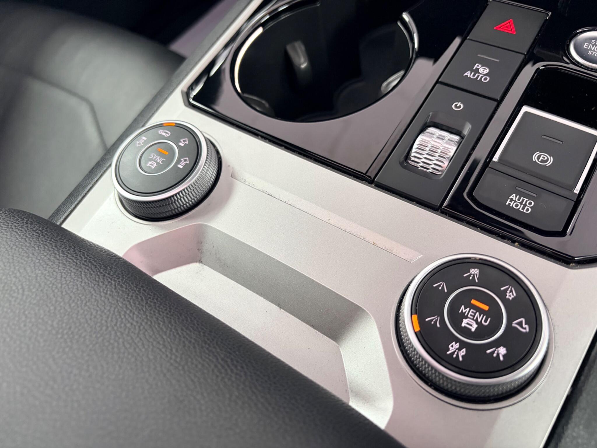 Volkswagen Touareg view 8