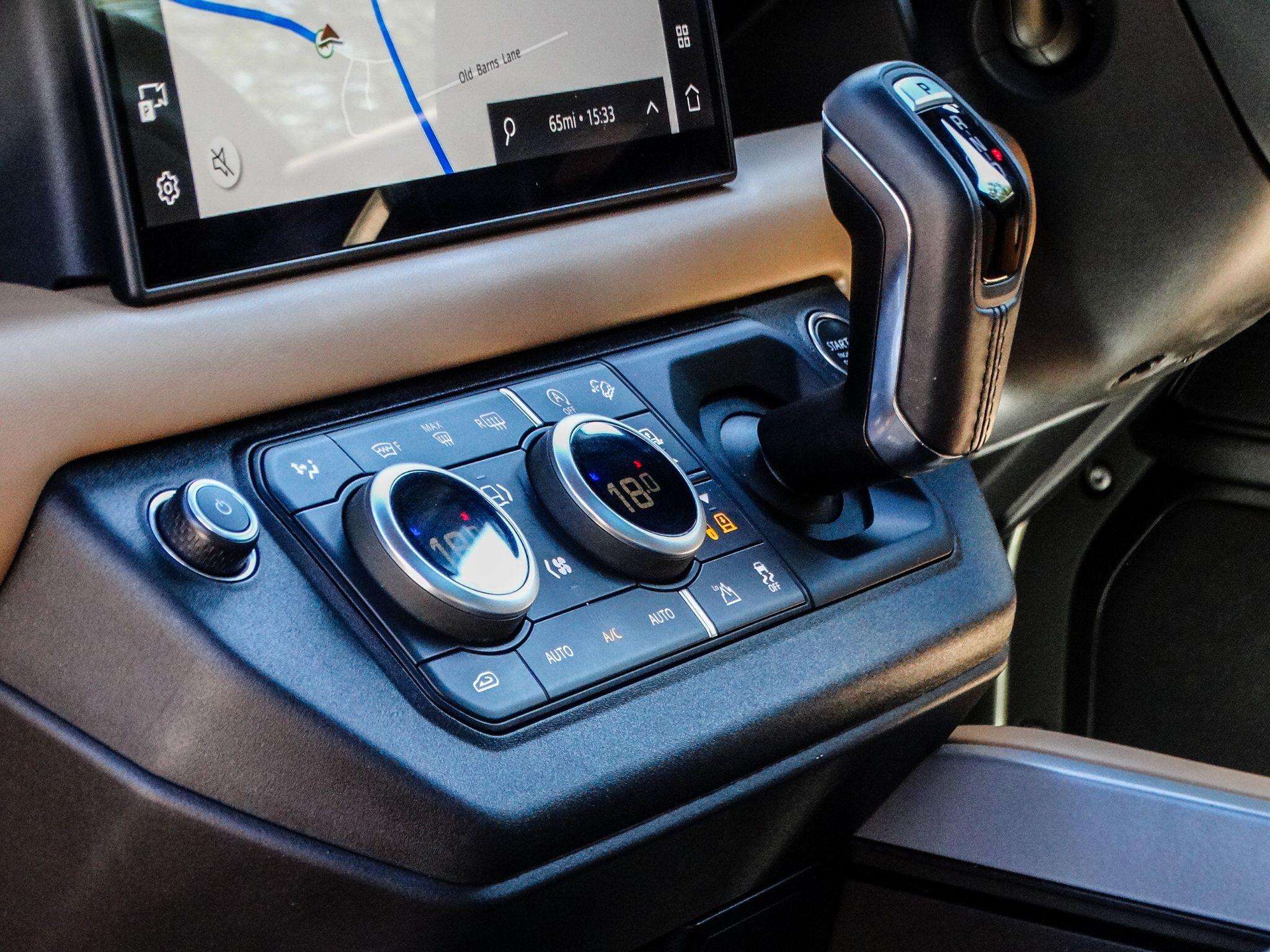 Land Rover Defender 110 view 23