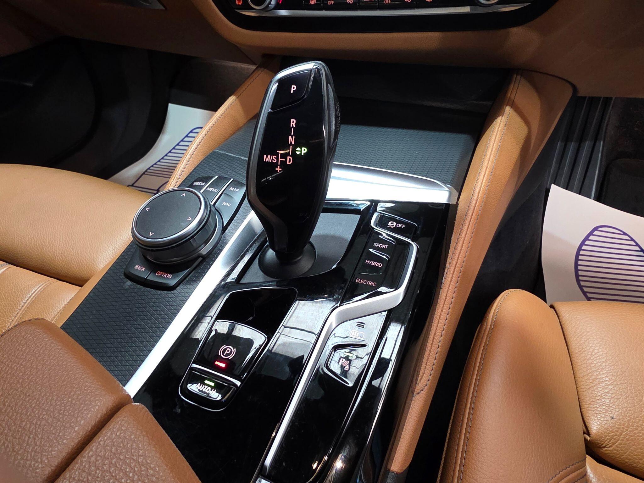 BMW 5 Series view 16