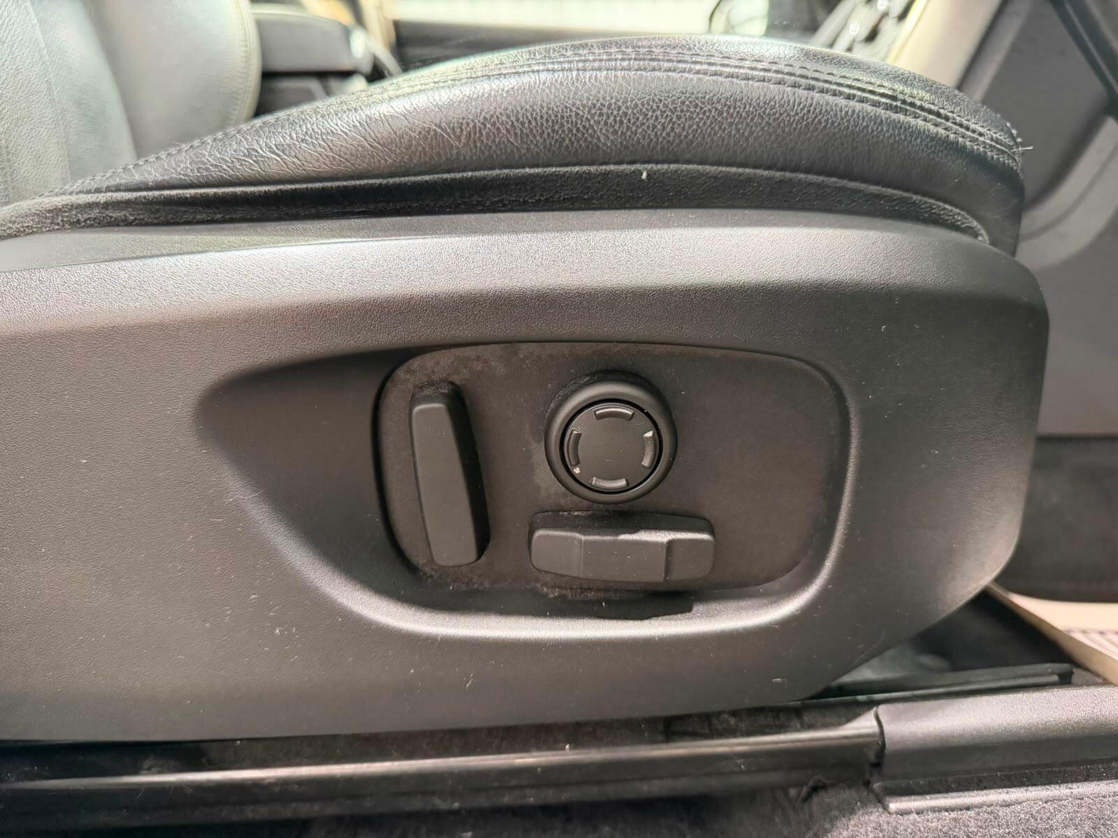 Land Rover Discovery Sport view 17