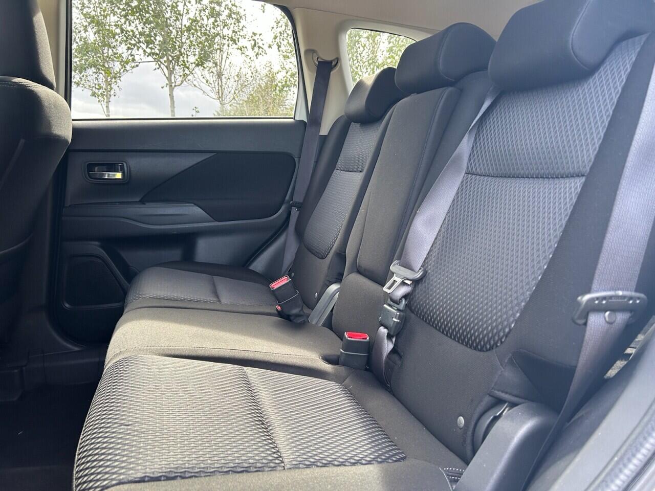 Mitsubishi Outlander view 23
