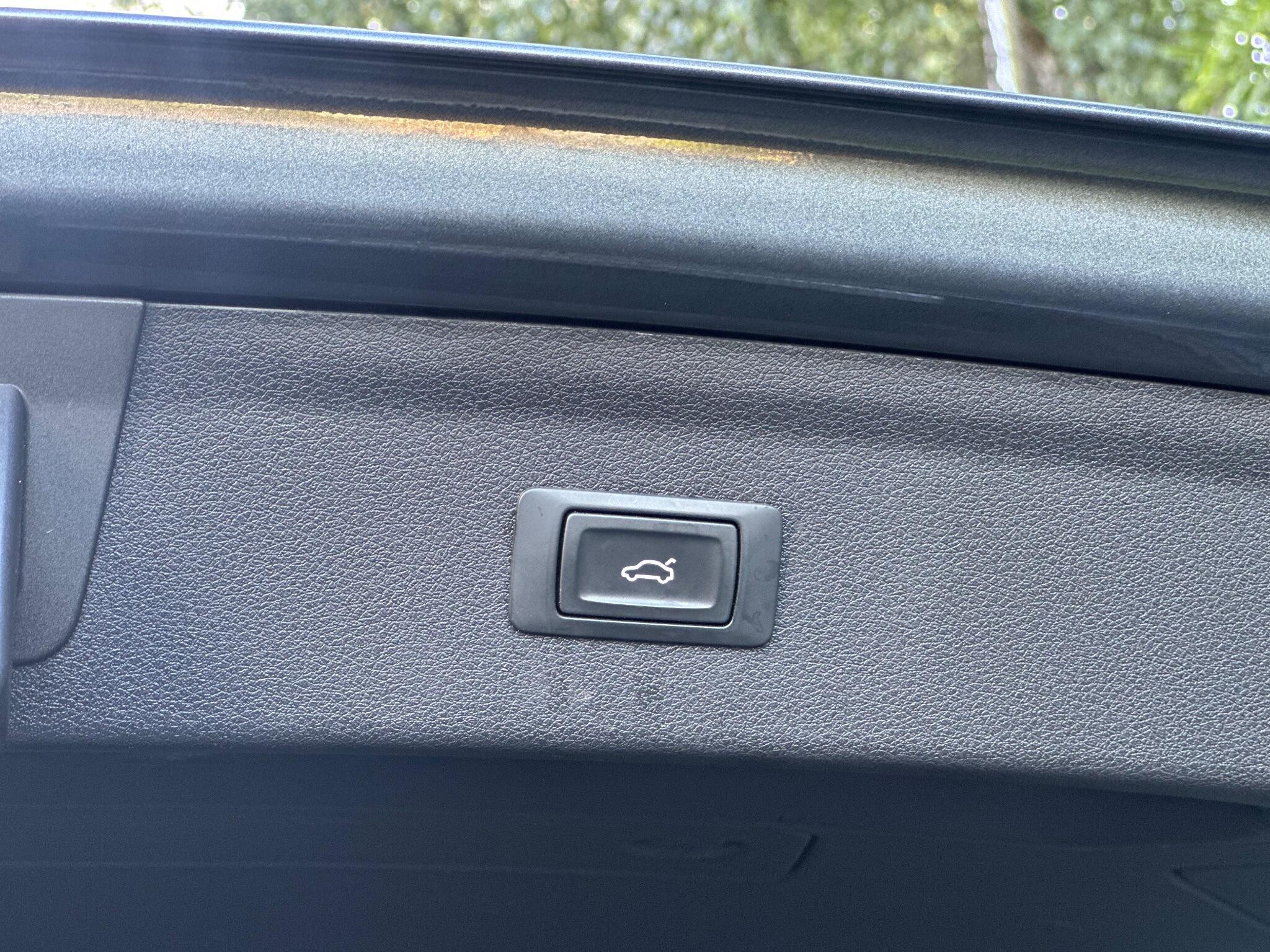 Audi Q3 view 21