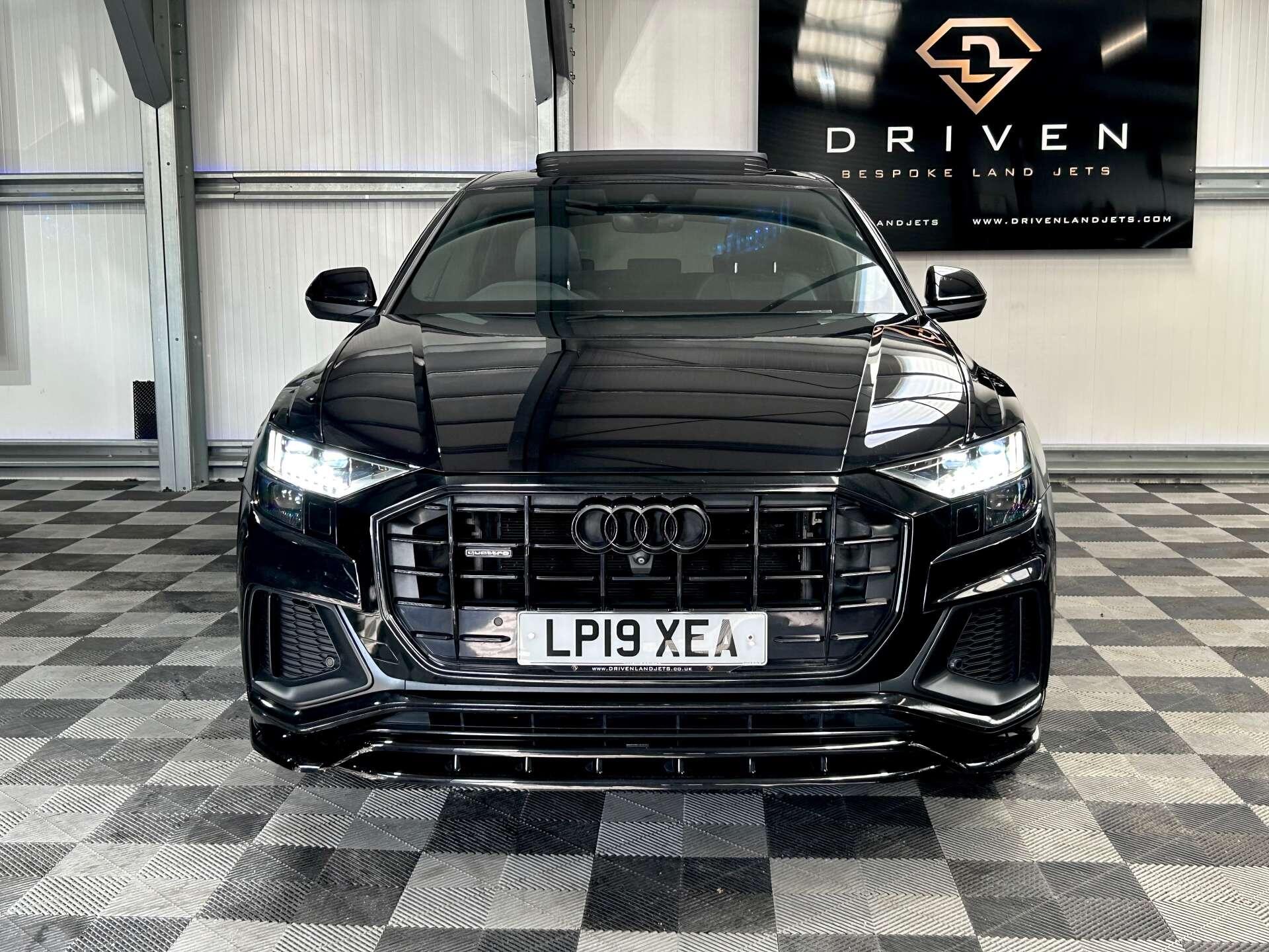 Audi Q8 view 12