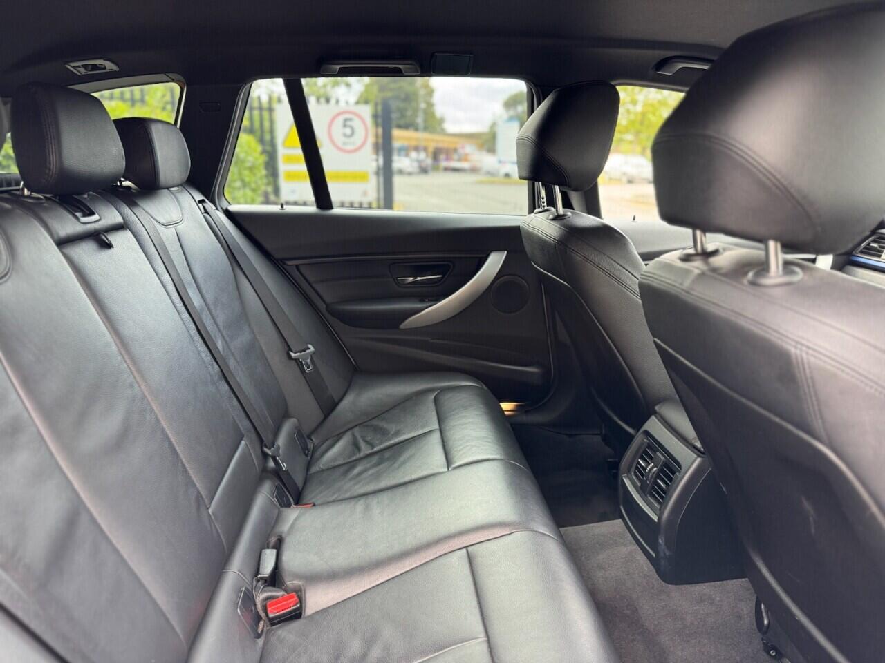 BMW 3 Series view 30