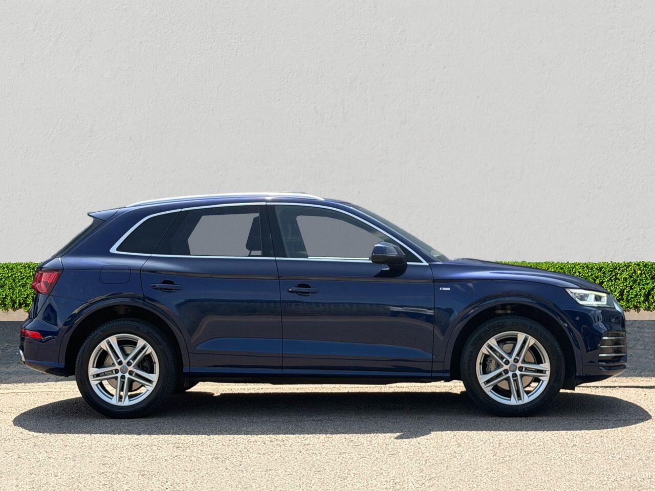 Audi Q5 view 8