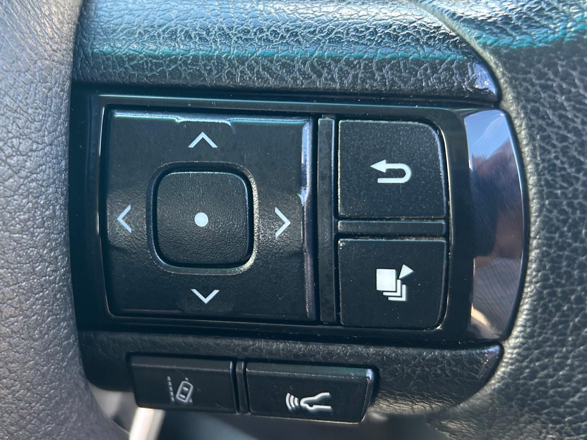 Toyota Hilux view 33