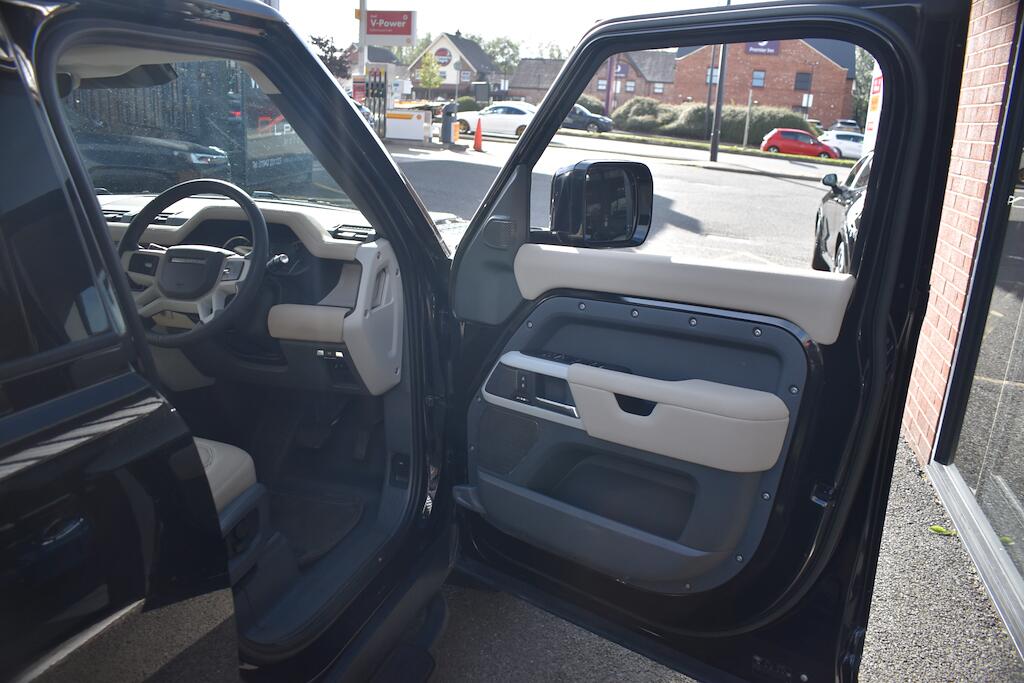 Land Rover Defender view 33