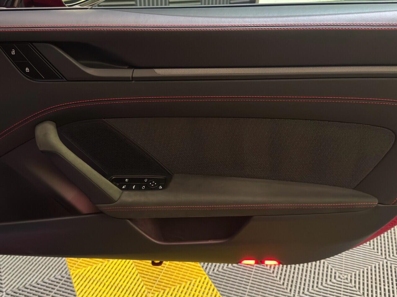Porsche 911 view 11