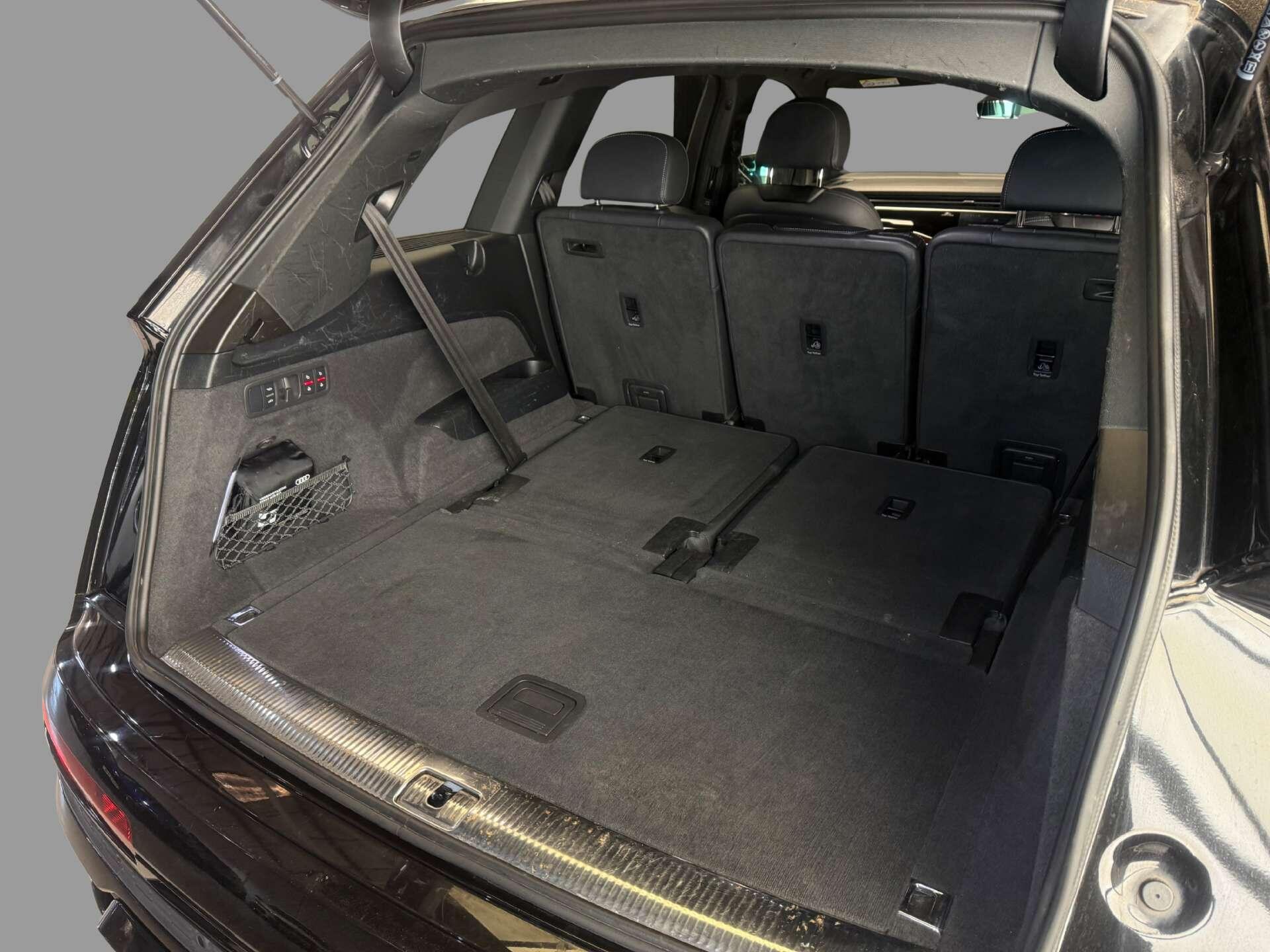 Audi Q7 view 14