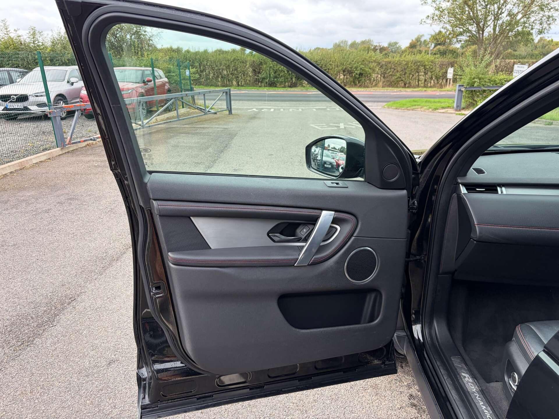 Land Rover Discovery Sport view 14