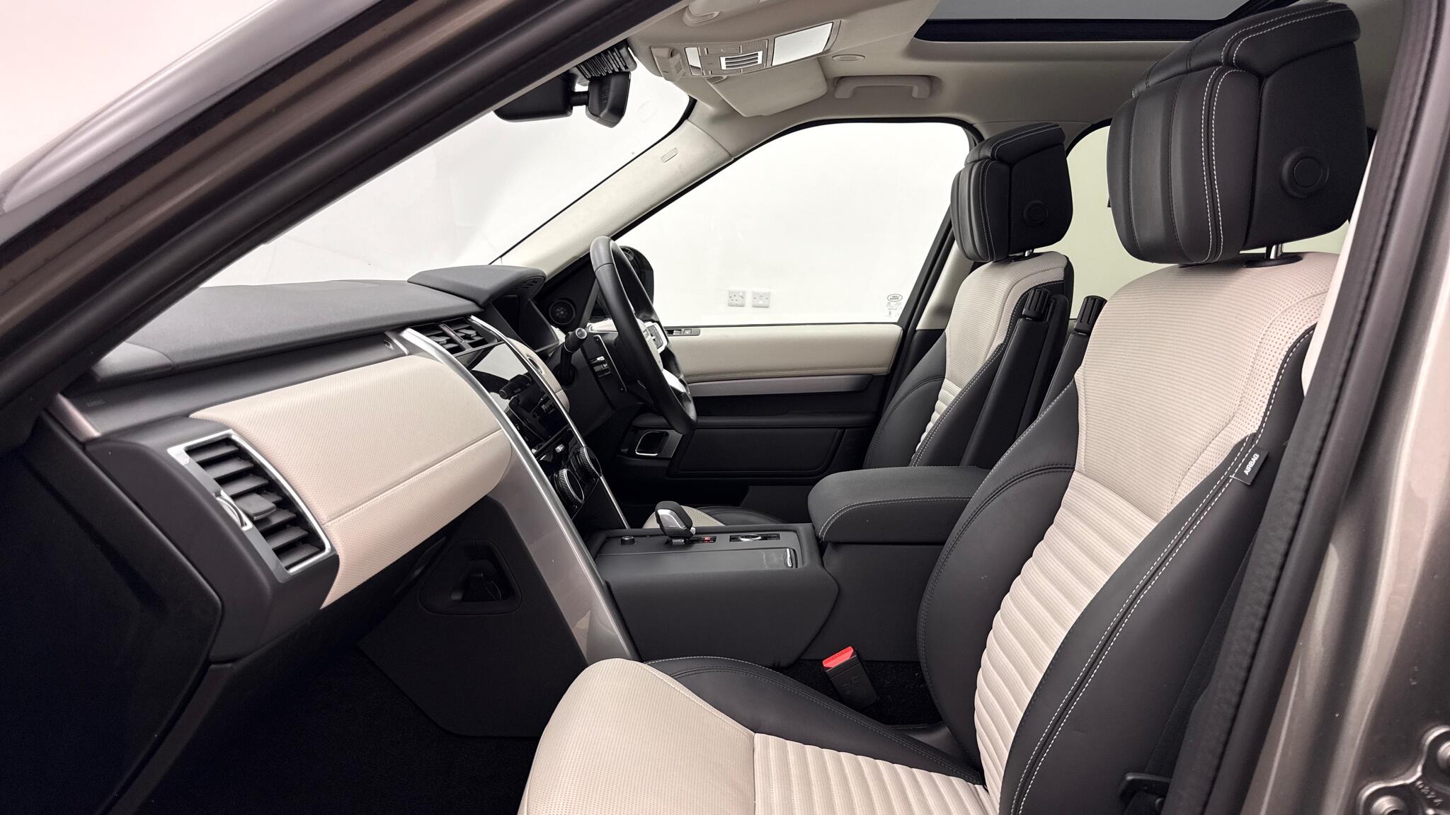 Land Rover Discovery view 3