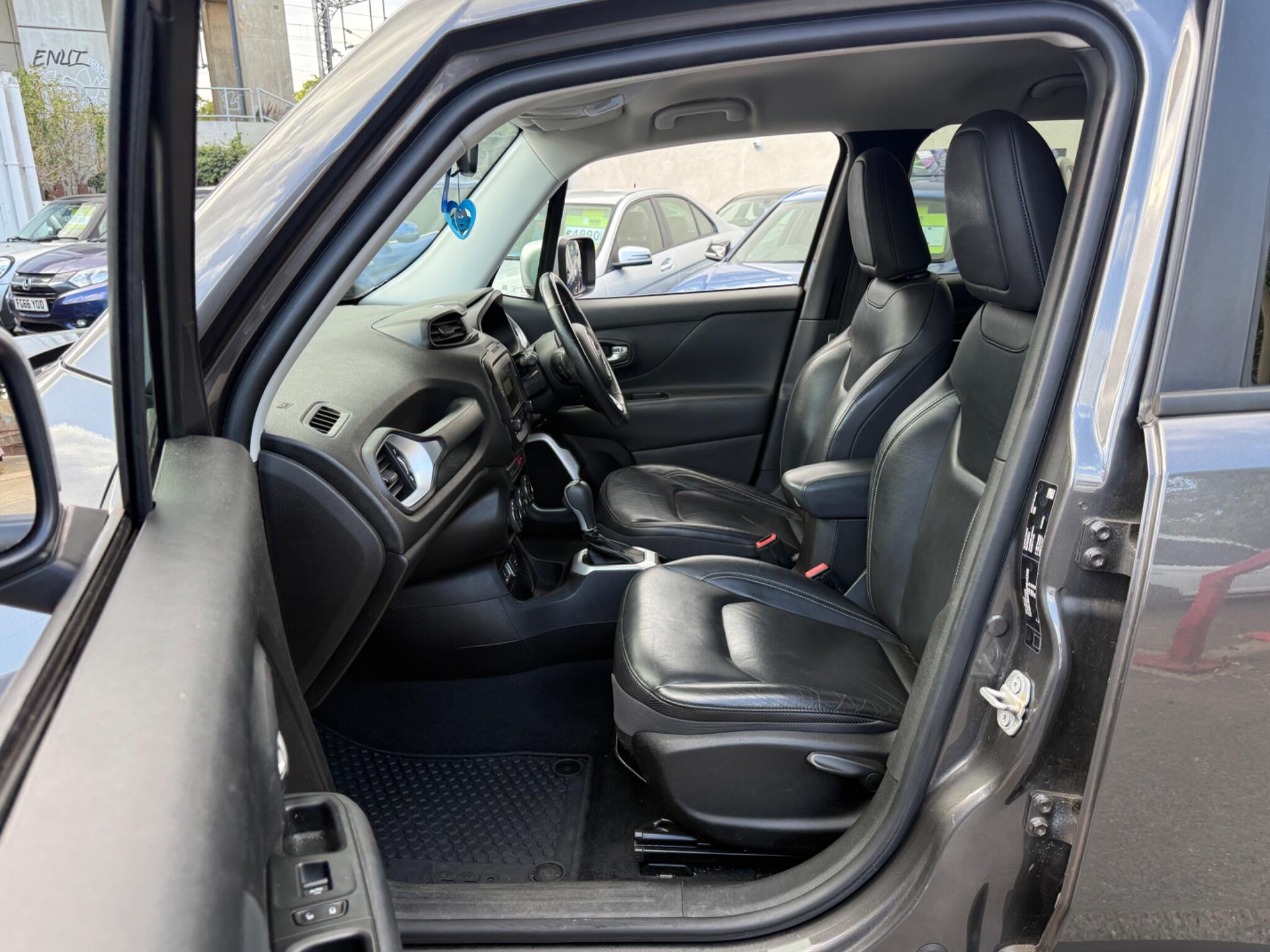 Jeep Renegade - Image 45