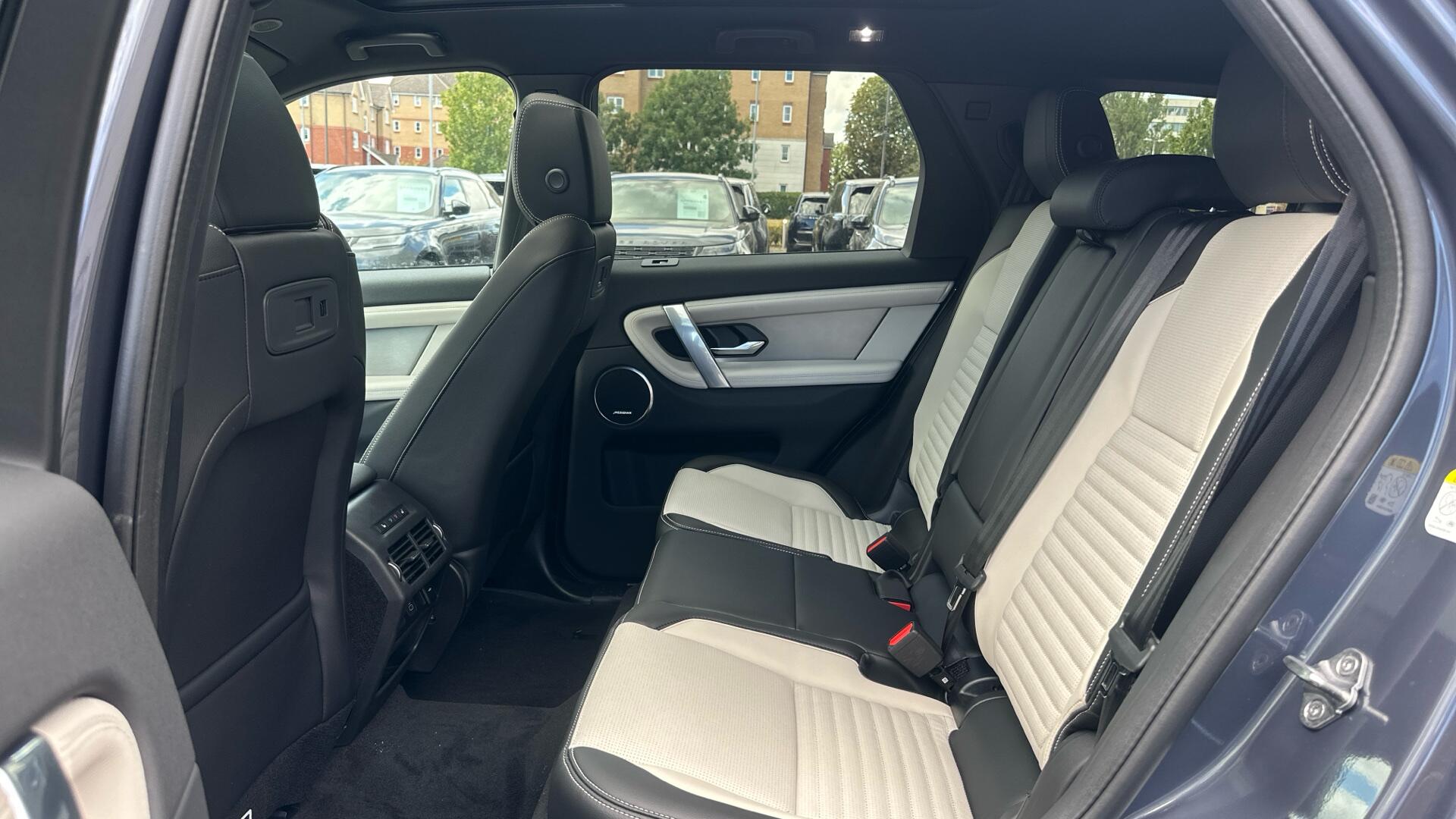 Land Rover Discovery Sport view 14