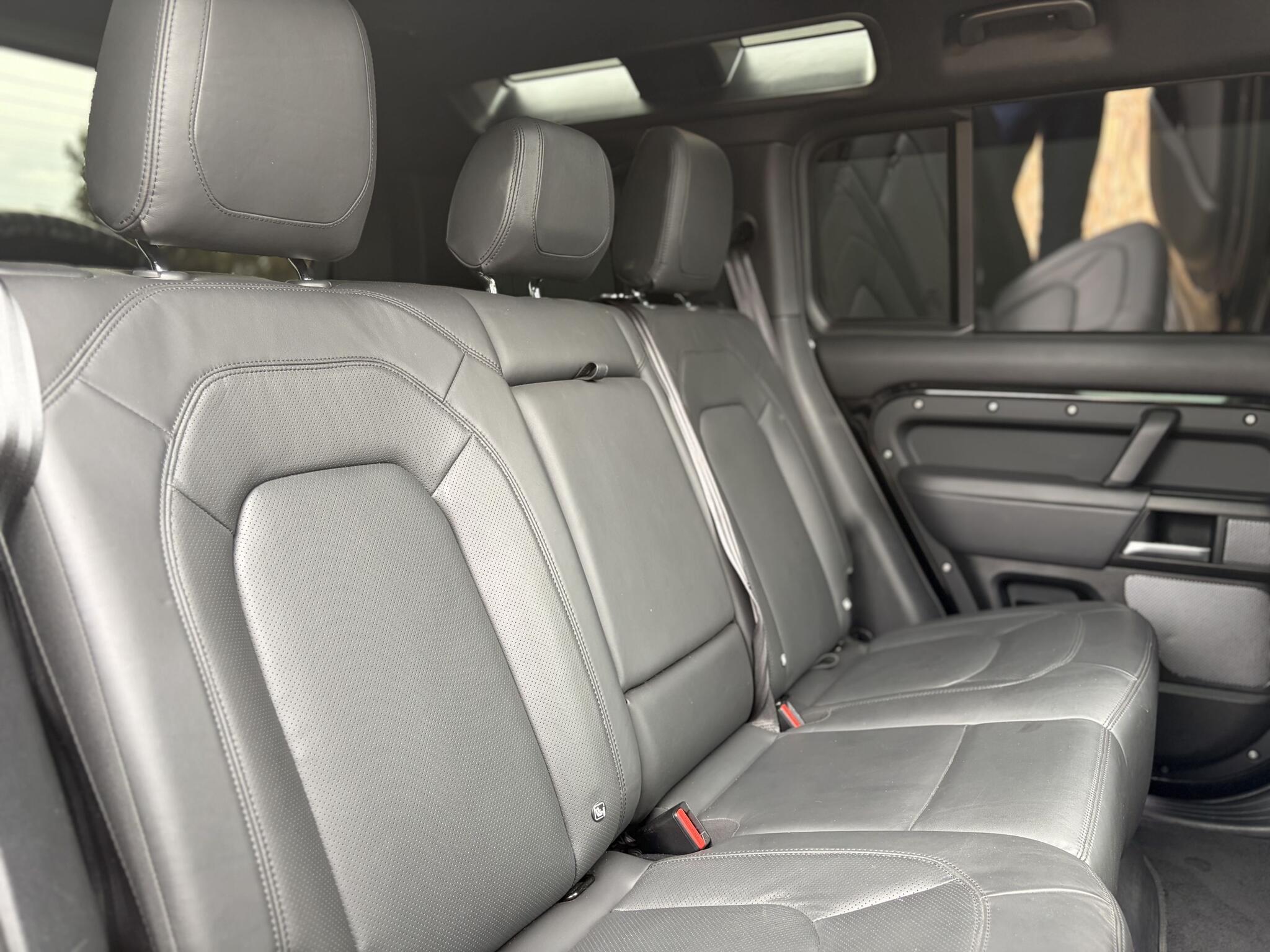 Land Rover Defender 110 view 32