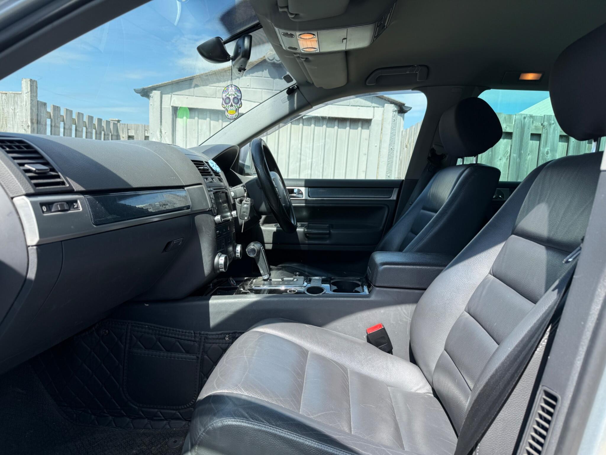 Volkswagen Touareg view 3