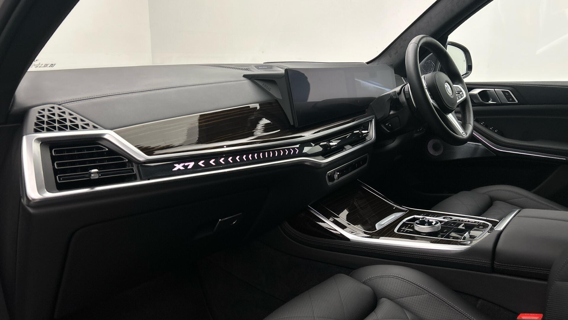 BMW X7 view 7
