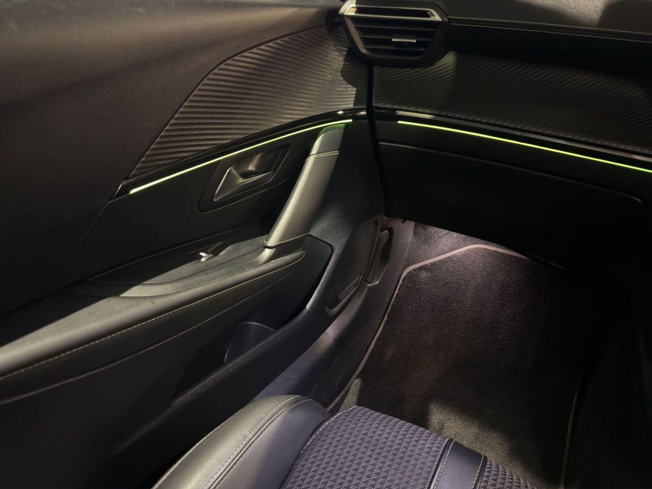 Peugeot 208 view 11