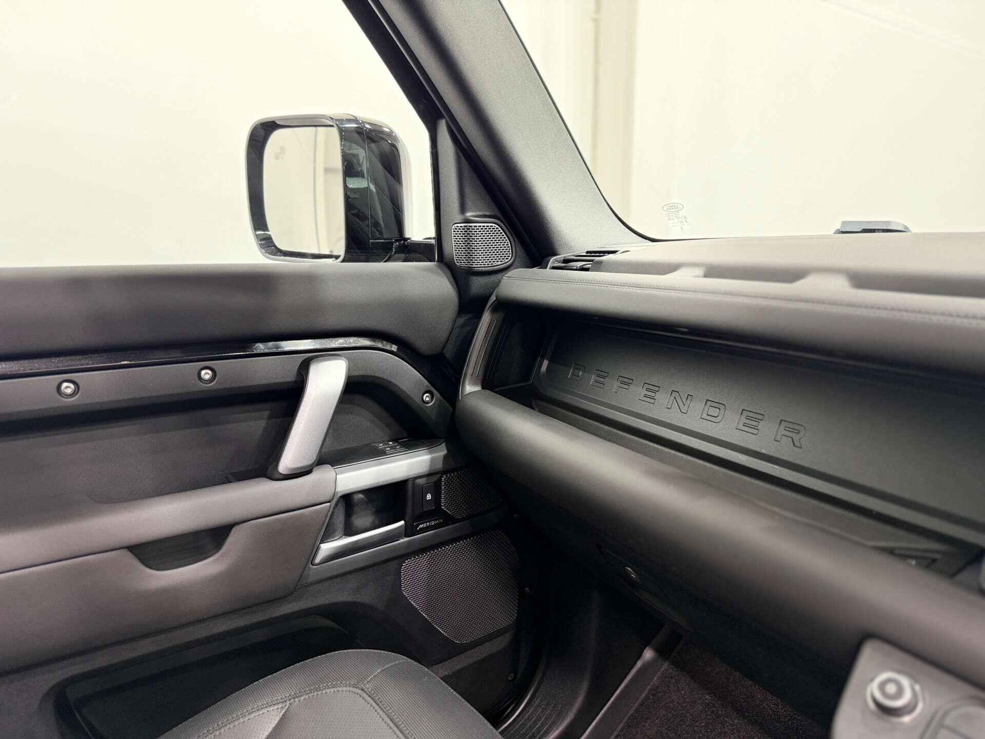 Land Rover Defender view 35