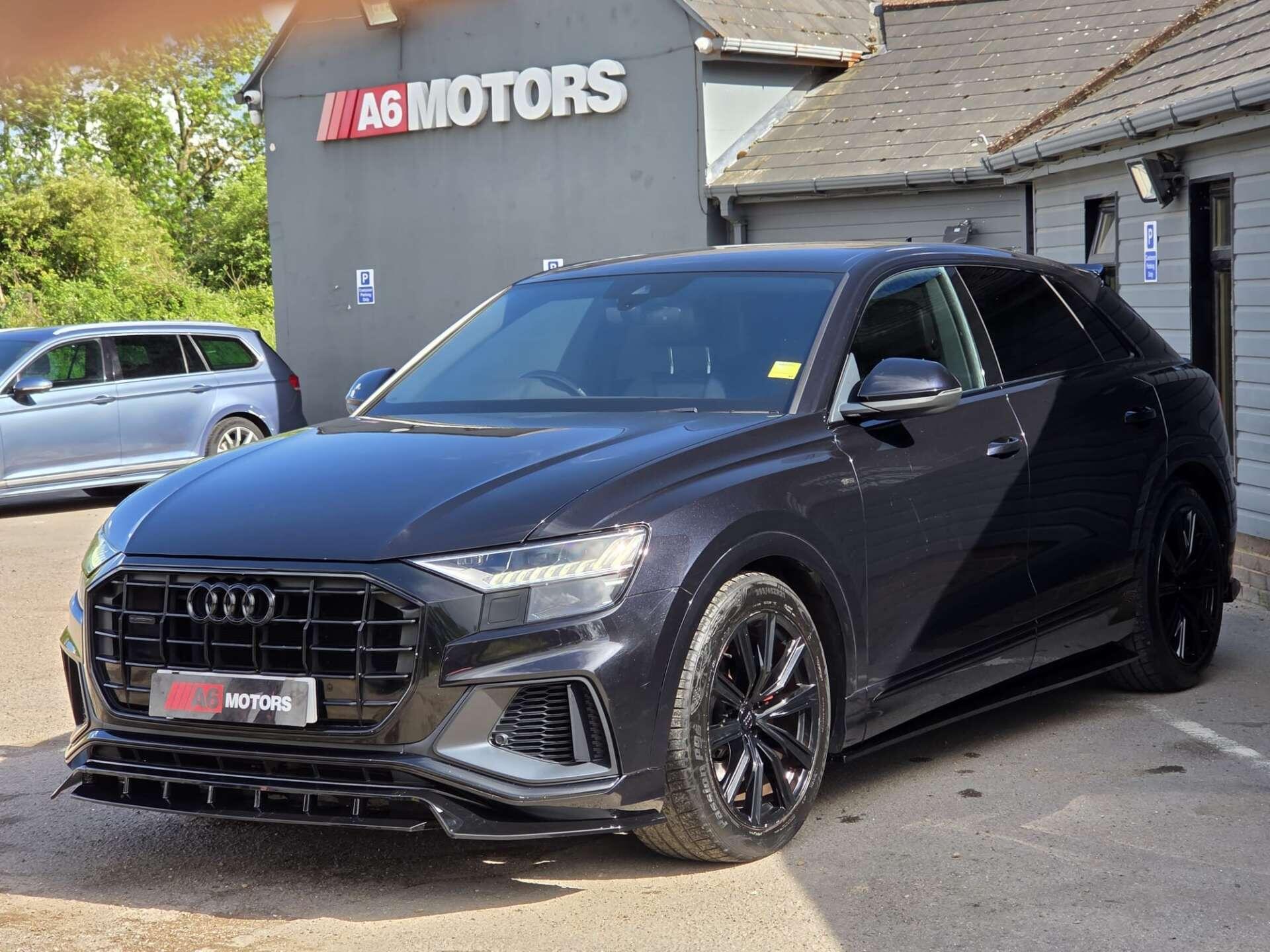Audi Q8 view 8