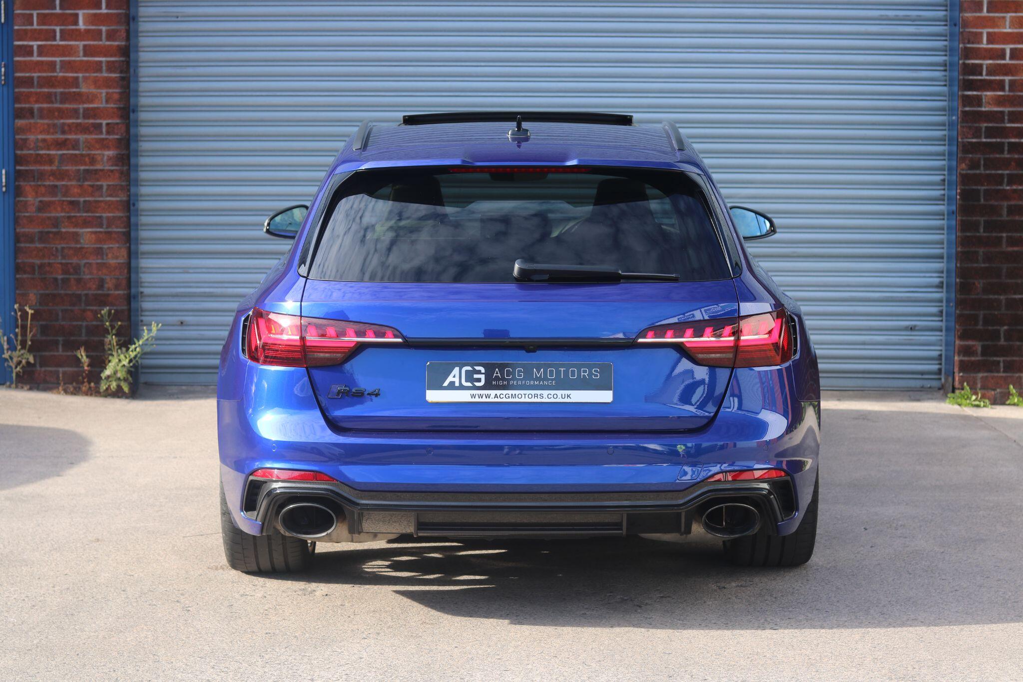 Audi RS4 view 3