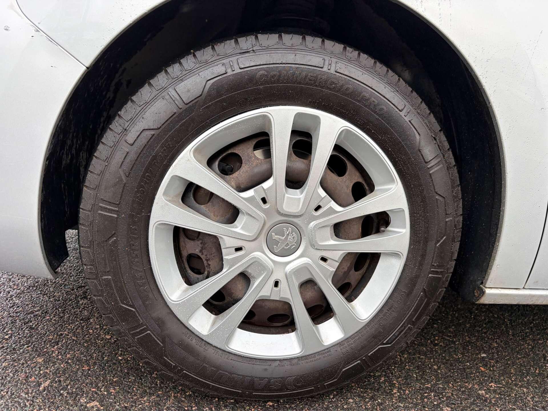 Peugeot Traveller view 13