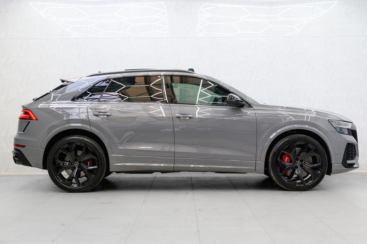 Audi RS Q8 view 12