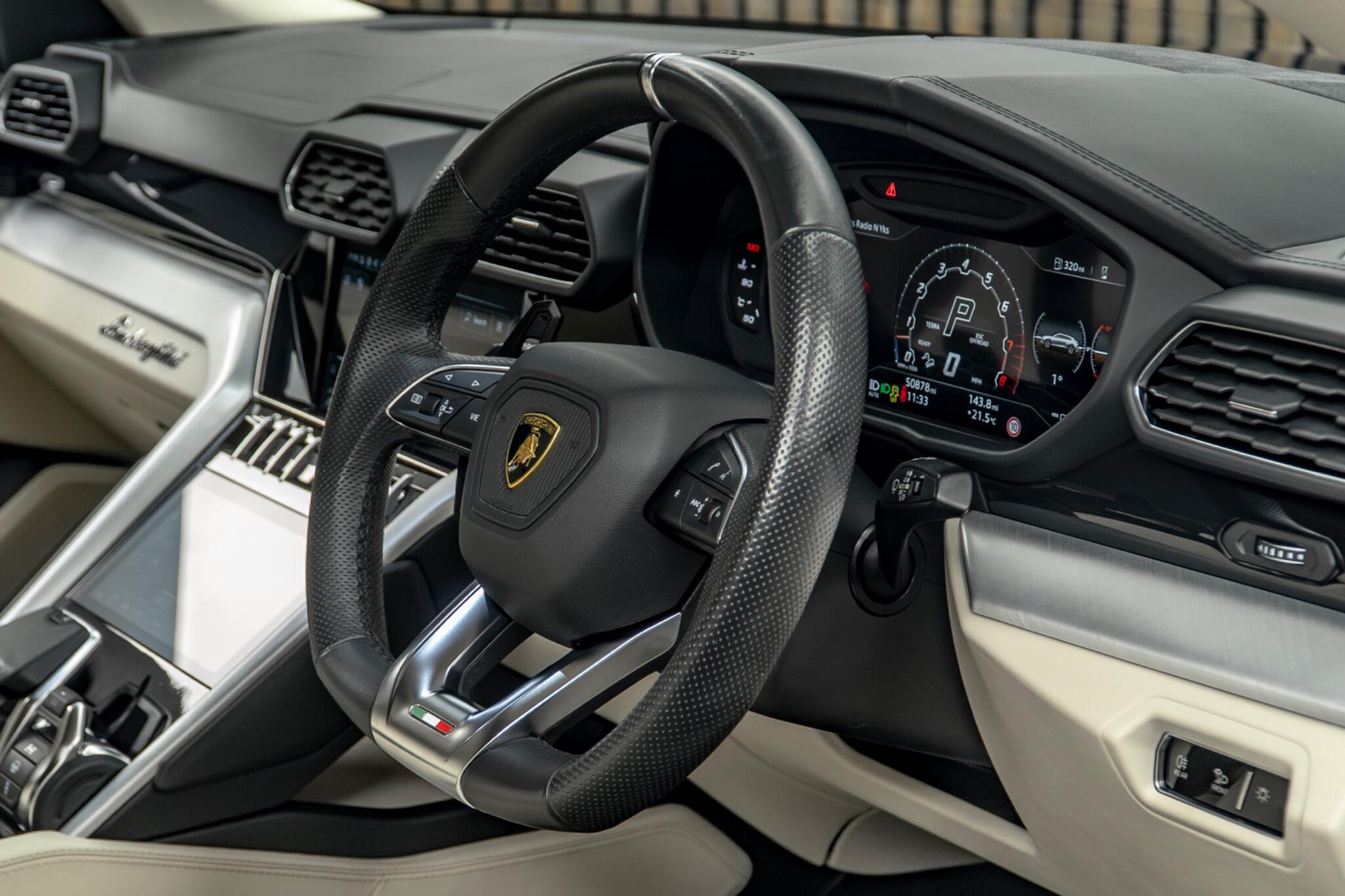 Lamborghini Urus view 29