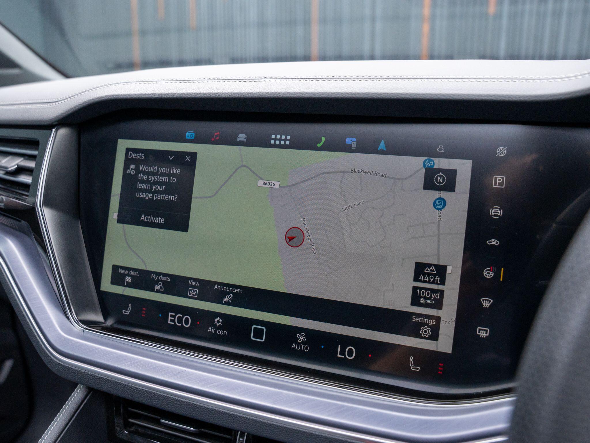 Volkswagen Touareg view 8