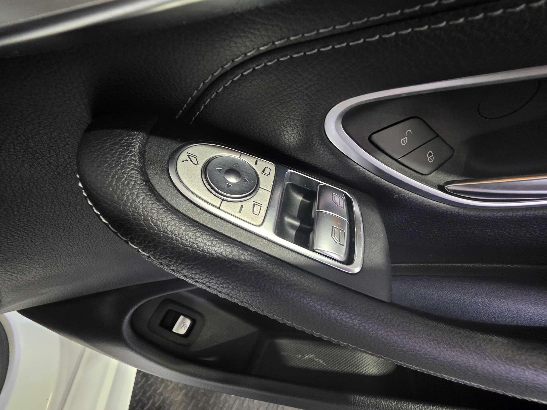 Mercedes-Benz C-Class view 13