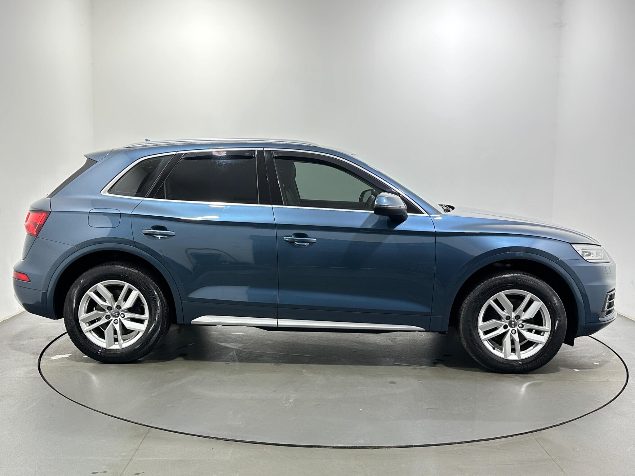 Audi Q5 view 9