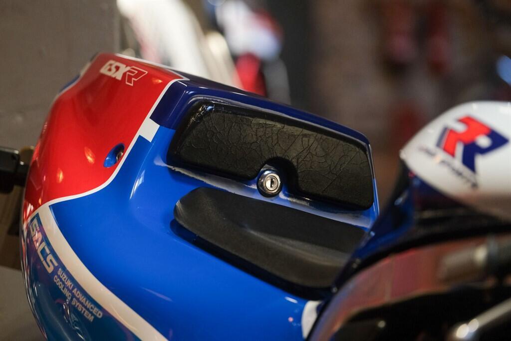 Suzuki GSX-R750 view 4