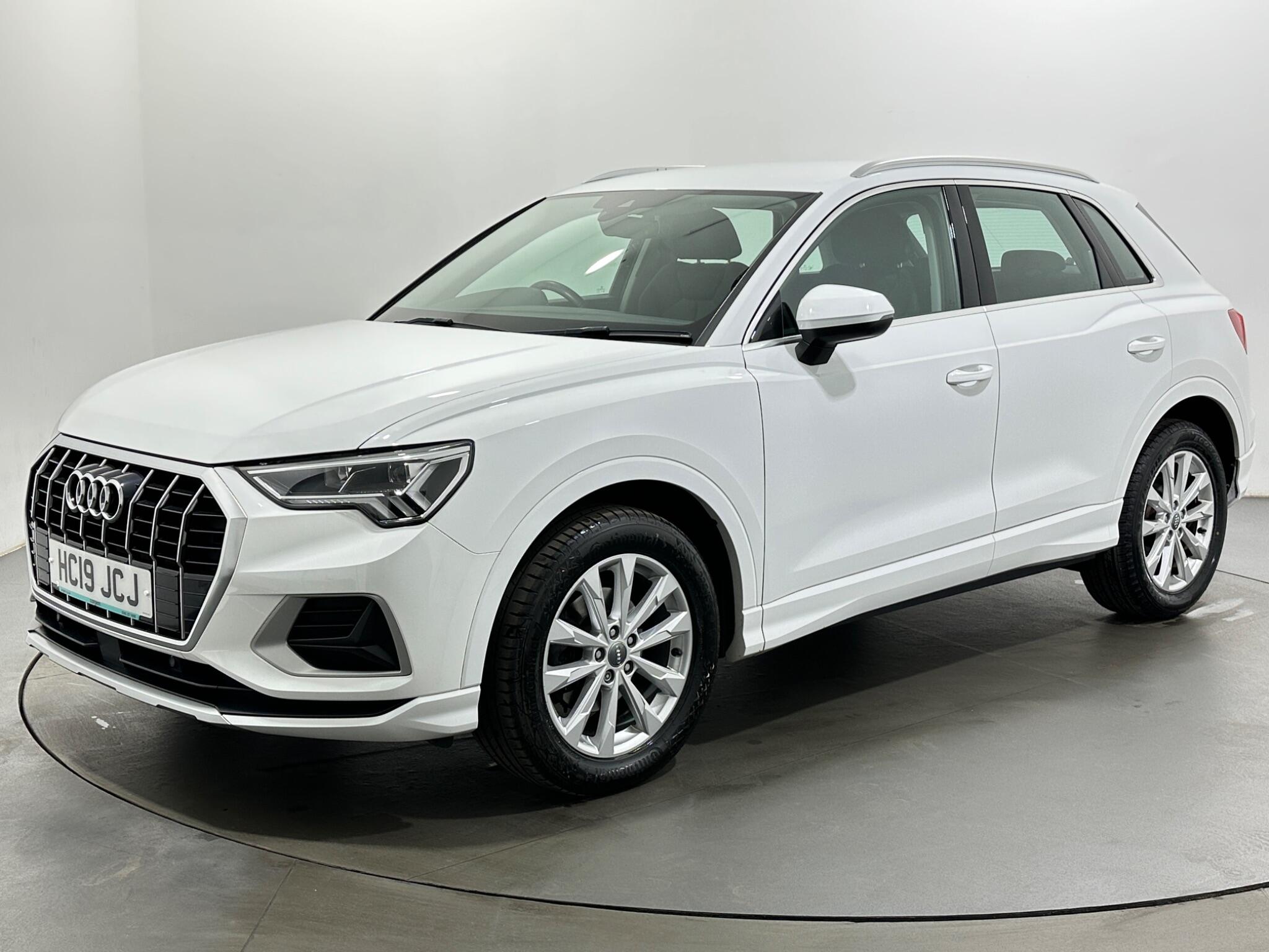 Audi Q3 view 4