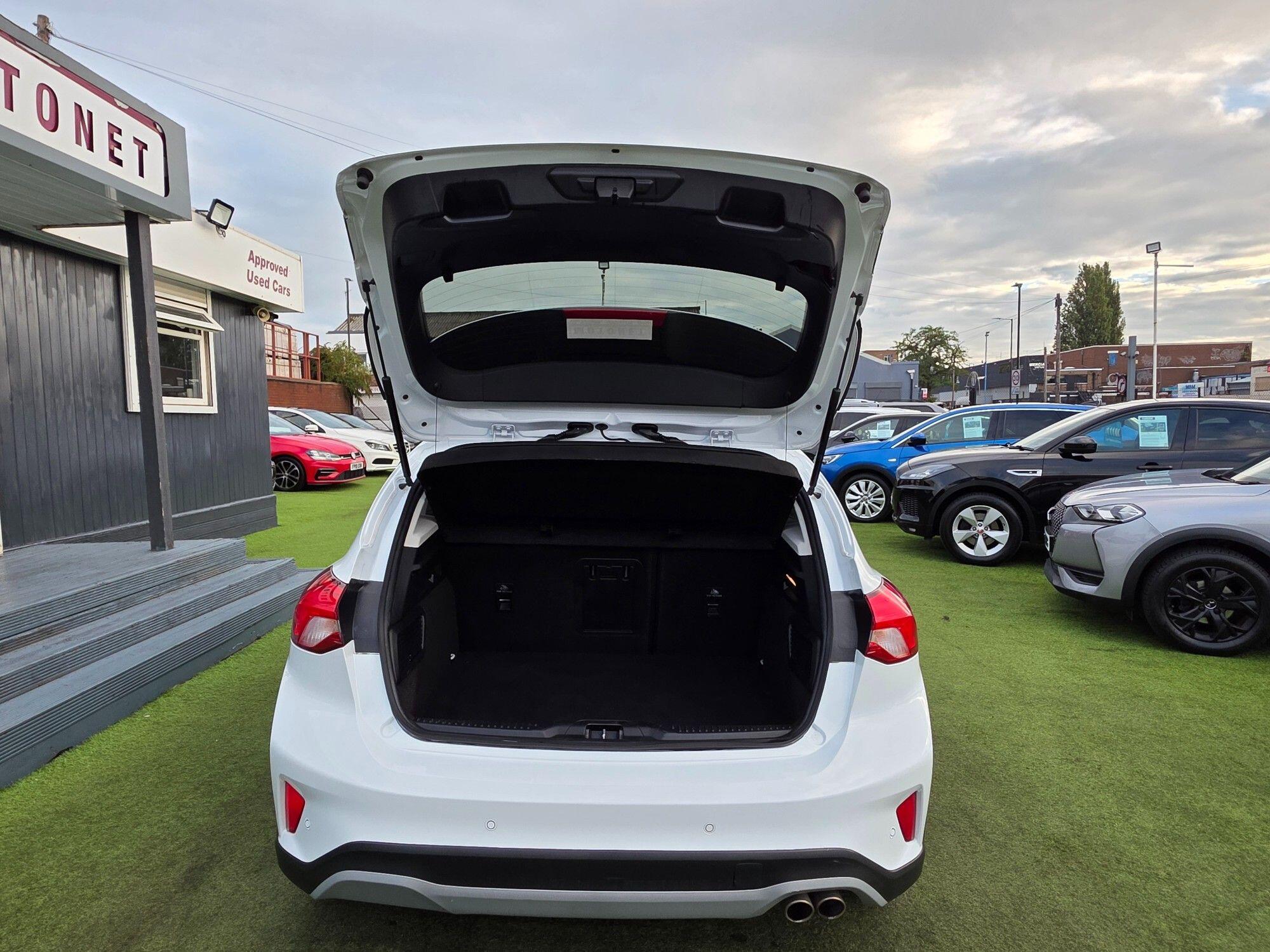 Ford Focus view 13