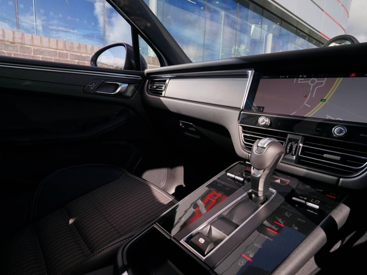 Porsche Macan view 29